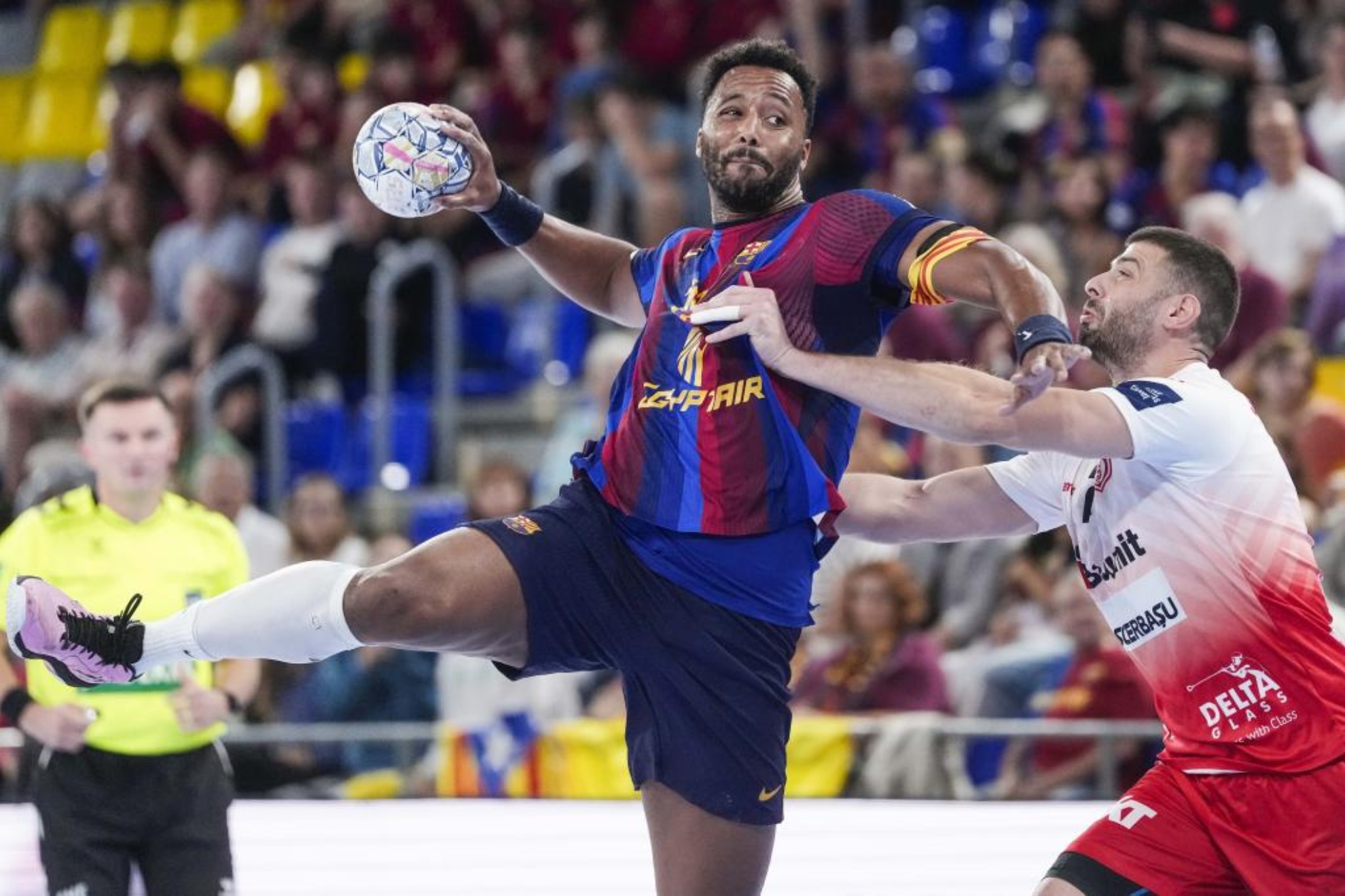 N'Guessan lucha contra la defensa rumana EFE