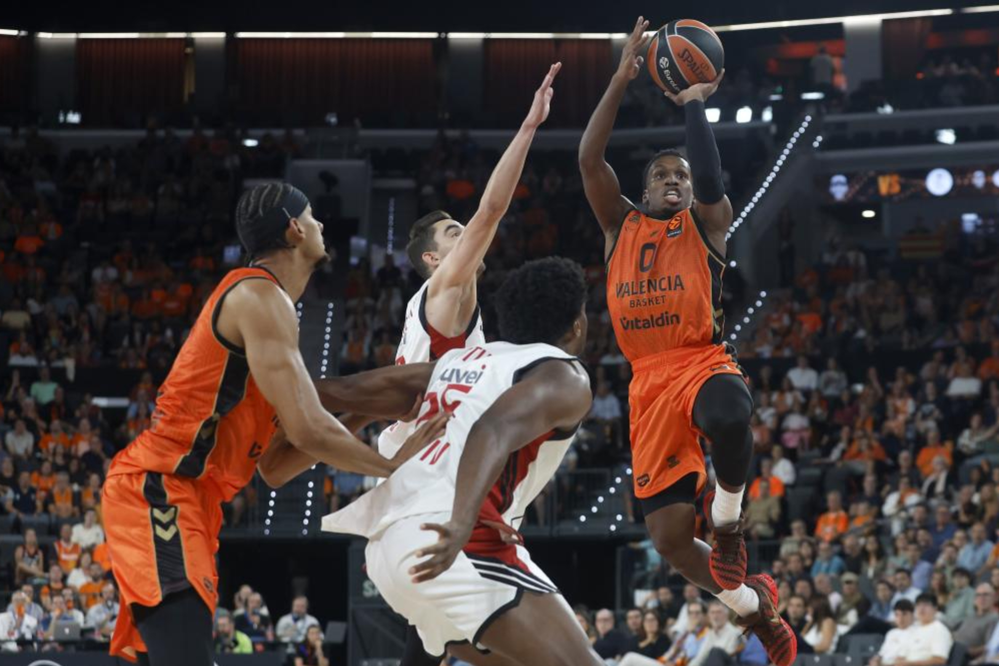 TJ Shorts lanza a canasta ante Satoransky. EFE.