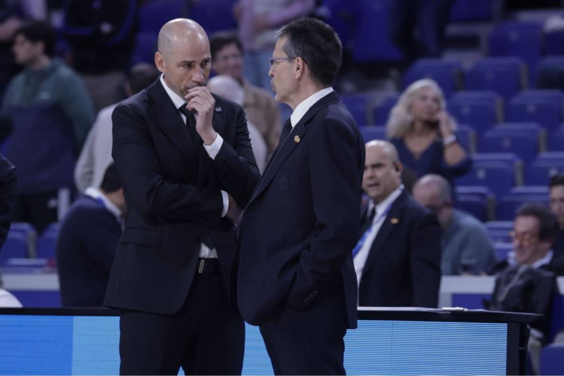 Pedro Martínez conversa con Joan Peñarroya, entrenador del Partizan. EFE
