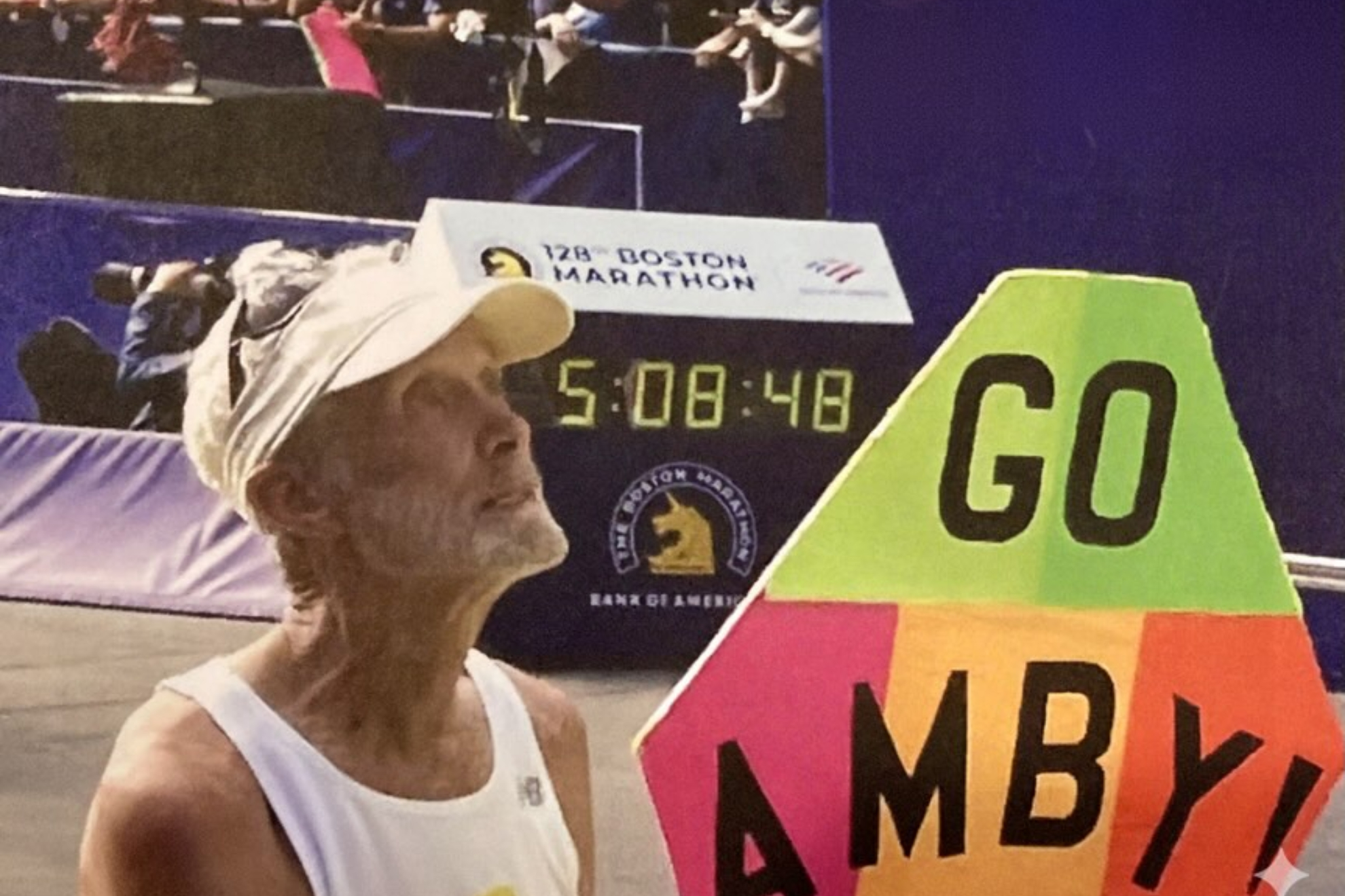 Amby Burfoot en el Maratón de Boston de 2026 con 79 años.