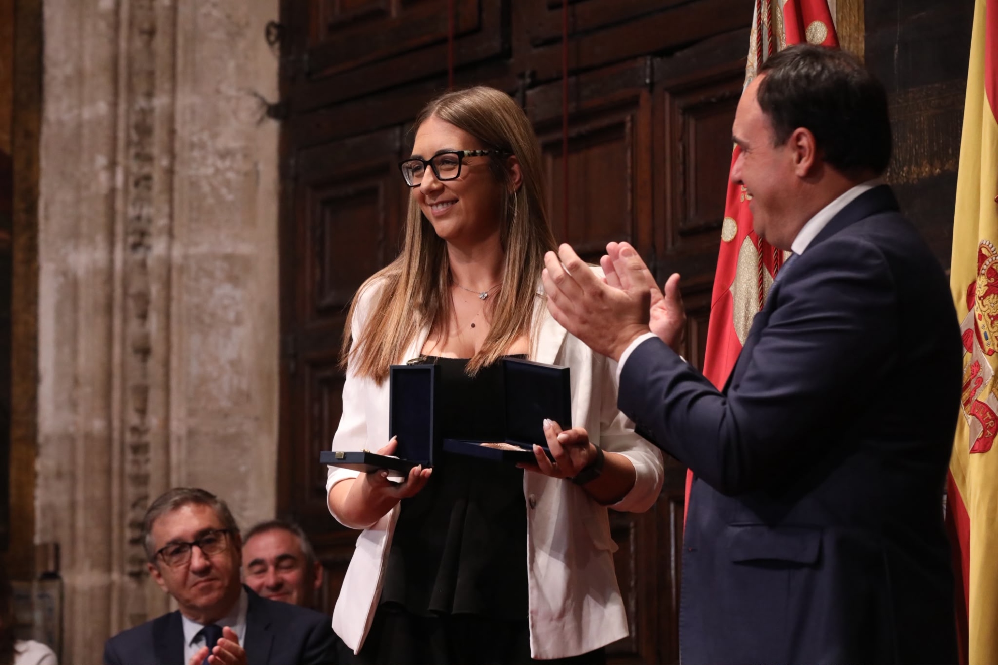 La hermana de Ferran Torres, Arantxa Torres, recoge el galardón GV