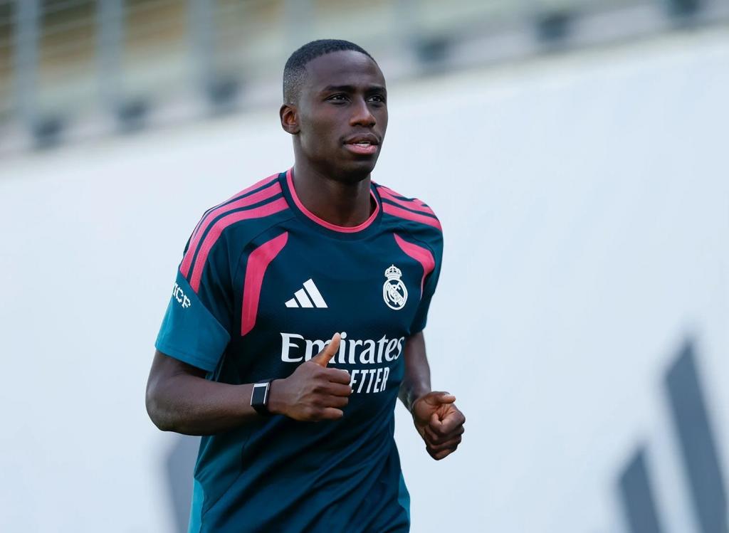 Ferland Mendy entrena en Valdebebas tras superar su lesión.