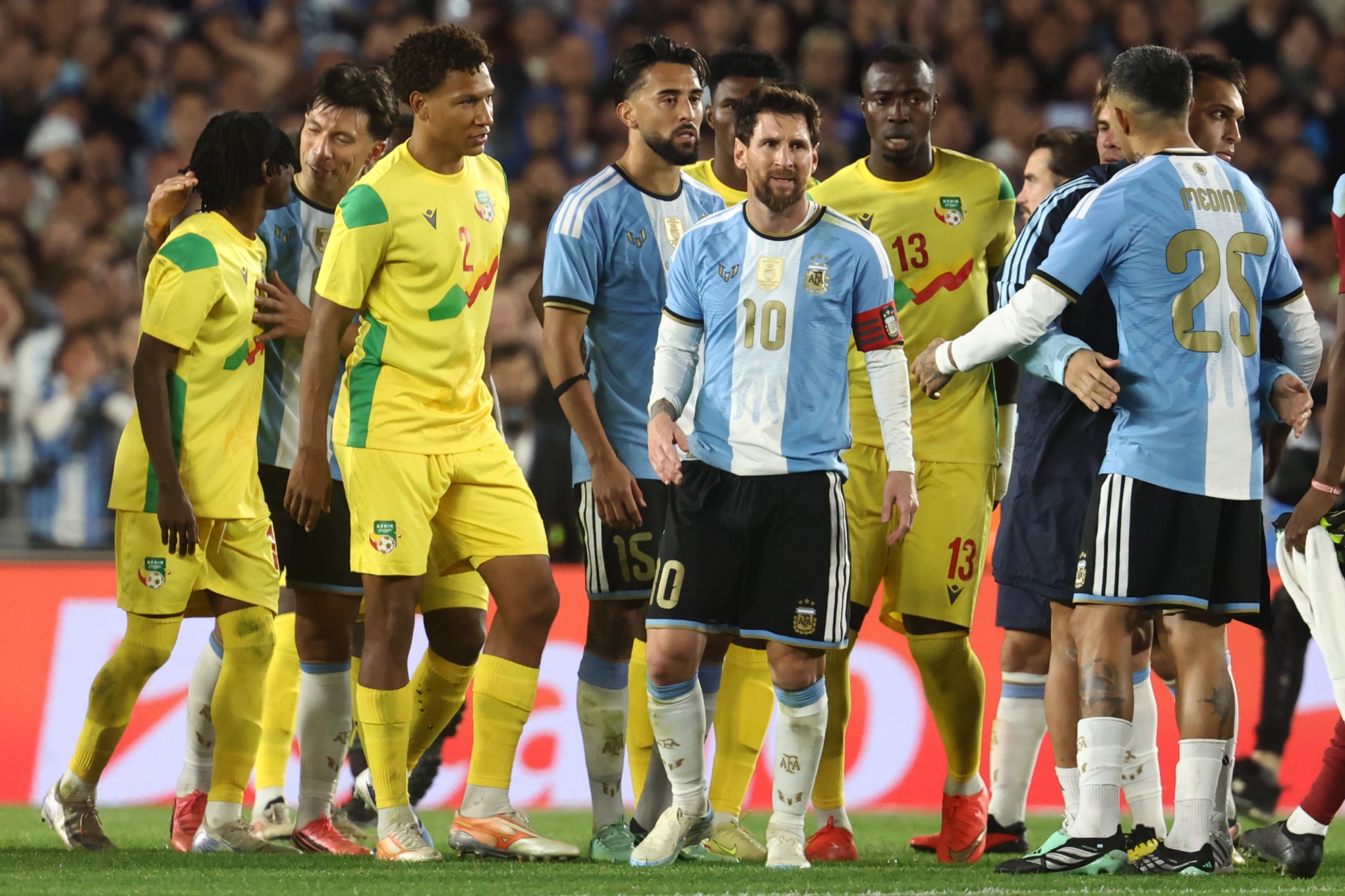 Messi y los jugadores de Benín, tras el partido. GETTY
