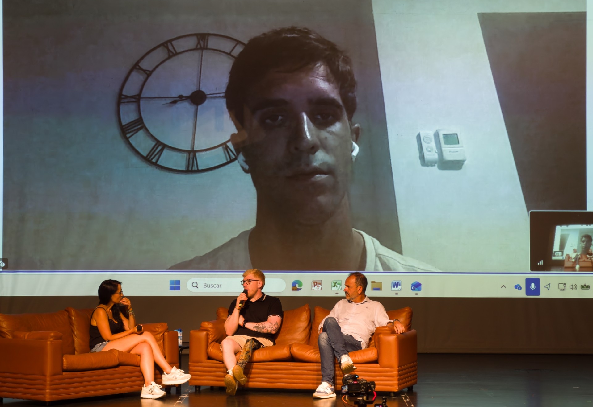 Sentados Silvia G. Cerredelo, Axel Celmanti y Emilio Contreras, con Diego Méntrida en videoconferencia PEDRO LUIS RIVAS