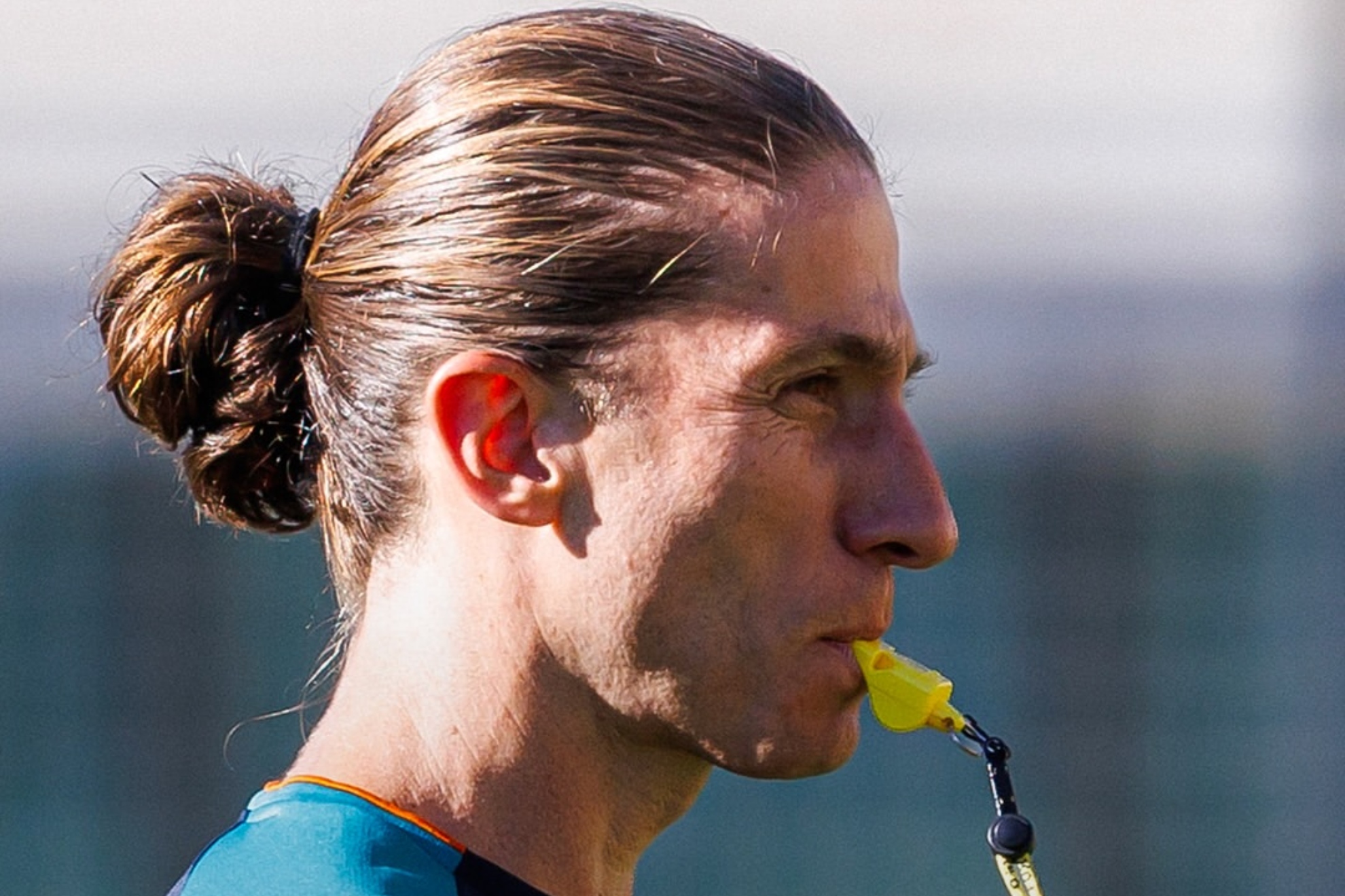 Filipe Luís, con un silbato en la boca, durante un entrenamiento del Mónaco. INSTAGRAM