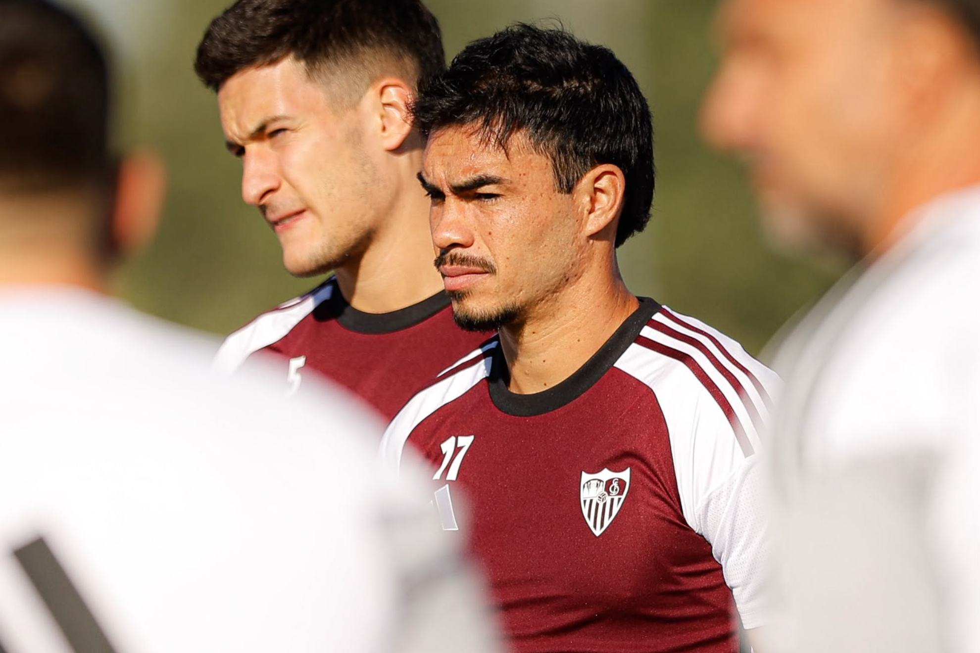 Suazo, junto a Castrín, en el entrenamiento de esta mañana en la ciudad deportiva. SEVILLA FC