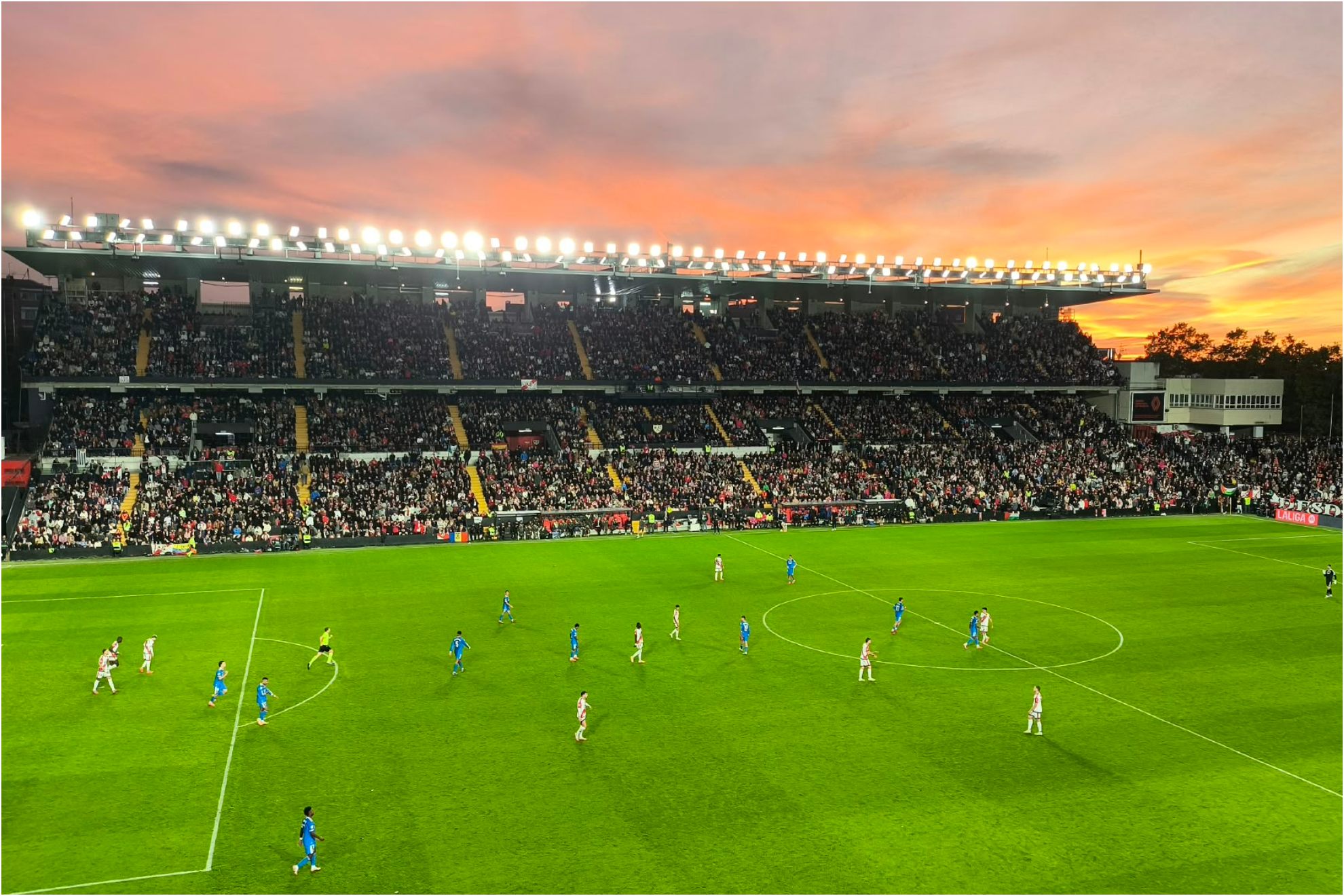 El estadio de Vallecas, lleno ante la visita del Real Madrid el curso pasado. J. P.