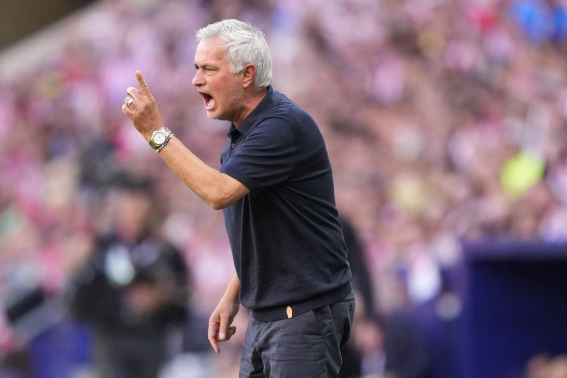 Mourinho corrige a sus jugadores en el derbi antes del parón. GETTY