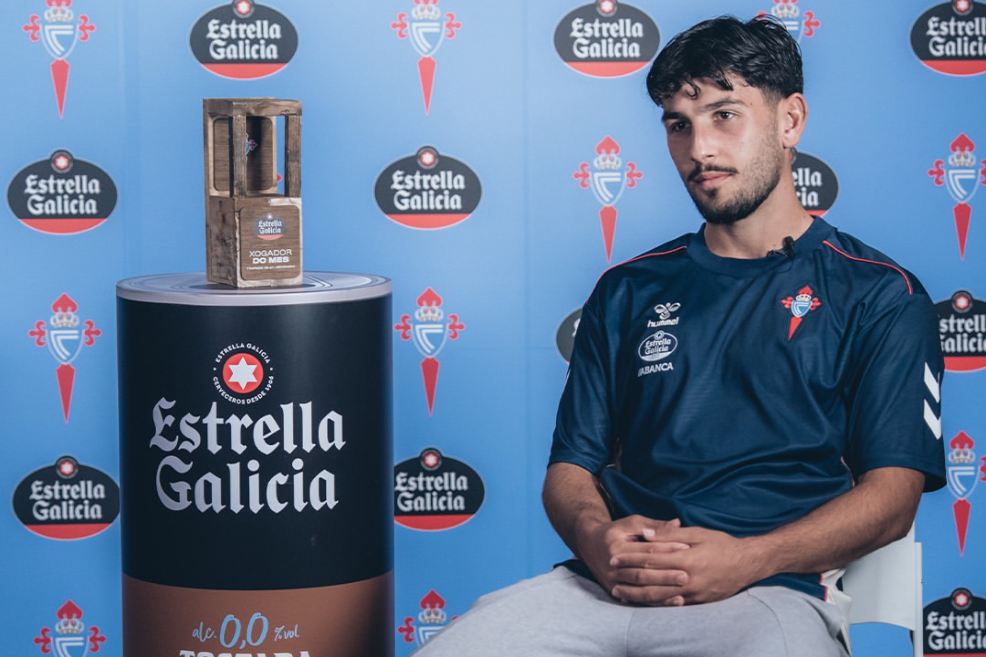 Yoel Lago con el premio a mejor jugador del mes del equipo Instagram Yoel Lago