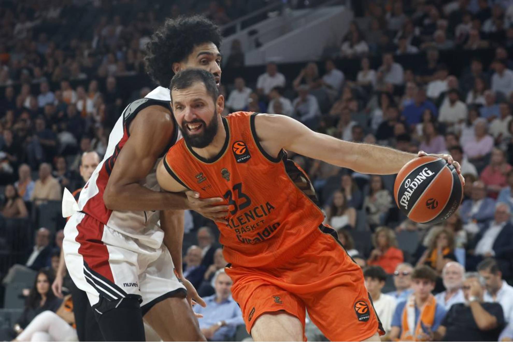Nikola Mirotic trata de superar a Jacob Toppin en el partido ante el Hapoel Tel Aviv. EFE