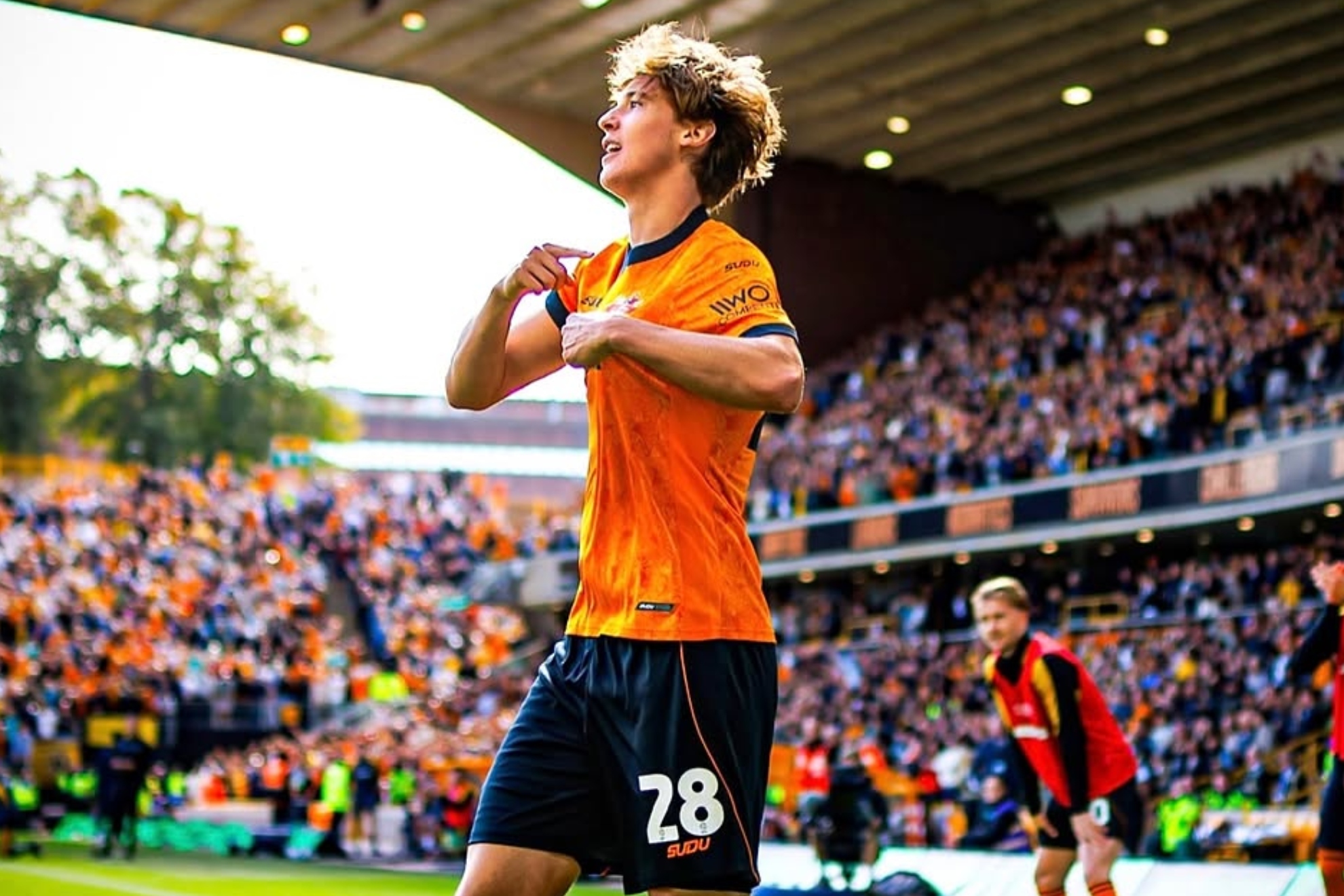 Fer López se señala el escudo del Wolverhampton después de marcar. INSTAGRAM