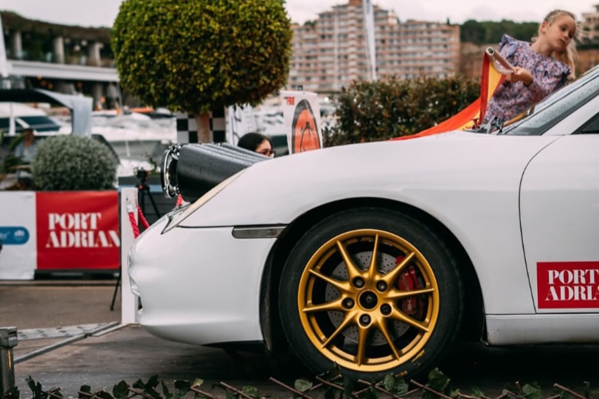 Un coche toma la salida en la prueba. 550 CHALLENGE MALLORCA