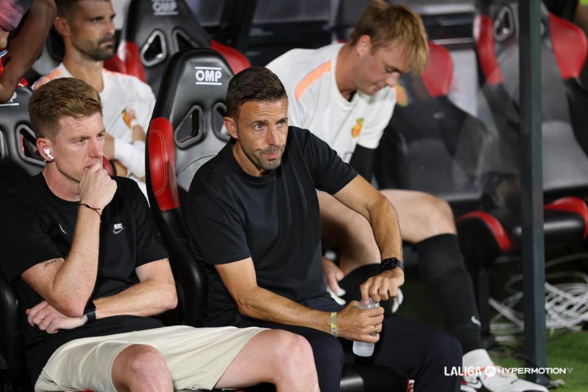 Luis García, en el banquillo antes de un partido, junto a su segundo Mossa. LALIGA