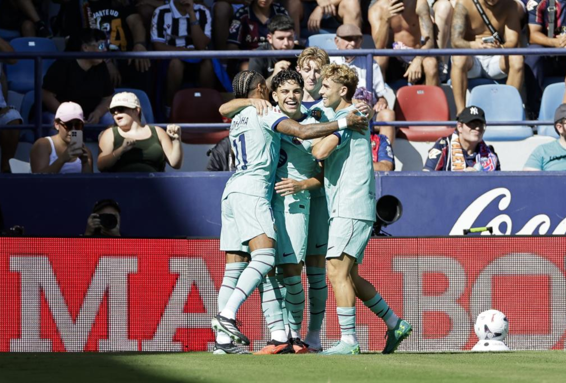 Xavi Espart celebra su gol con Raphinha, Gordon y Fermín. J.M. FERNANDEZ