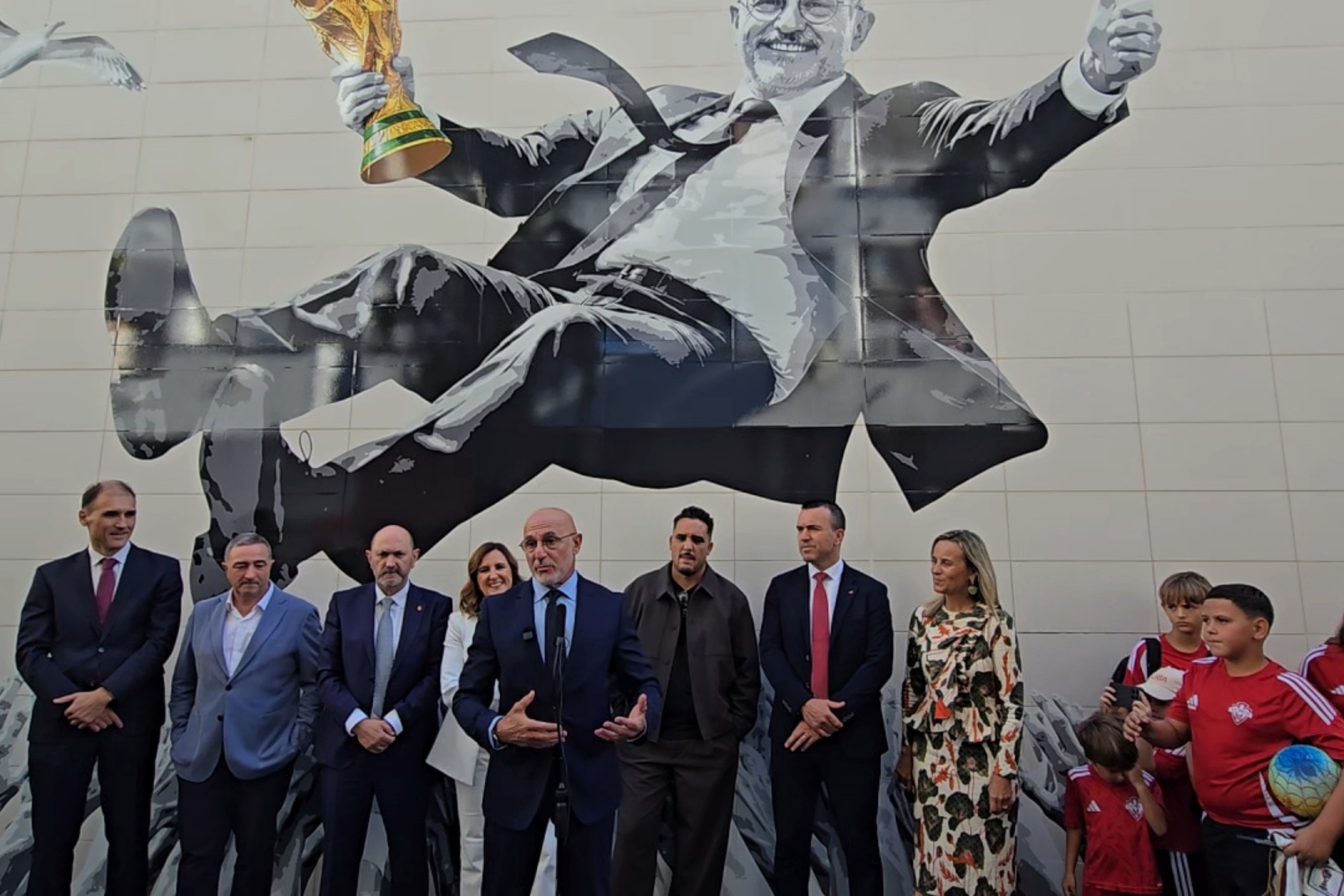 Luis de la Fuente ante el mural del manteo en Valencia. D.PICÓ