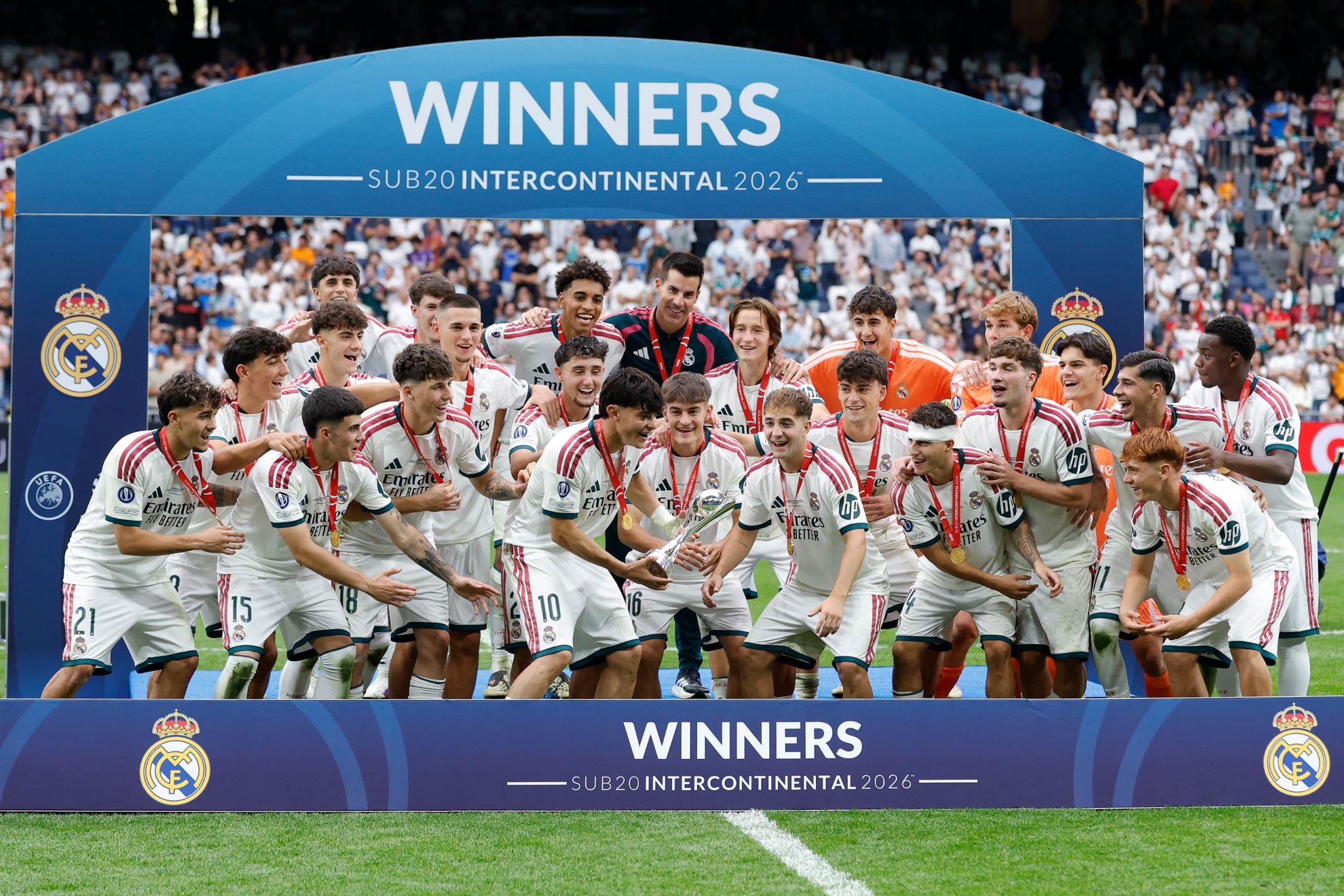 Los juveniles del Madrid celebran la Intercontinental sub 20 ganada en el Bernabéu. CHEMA REY