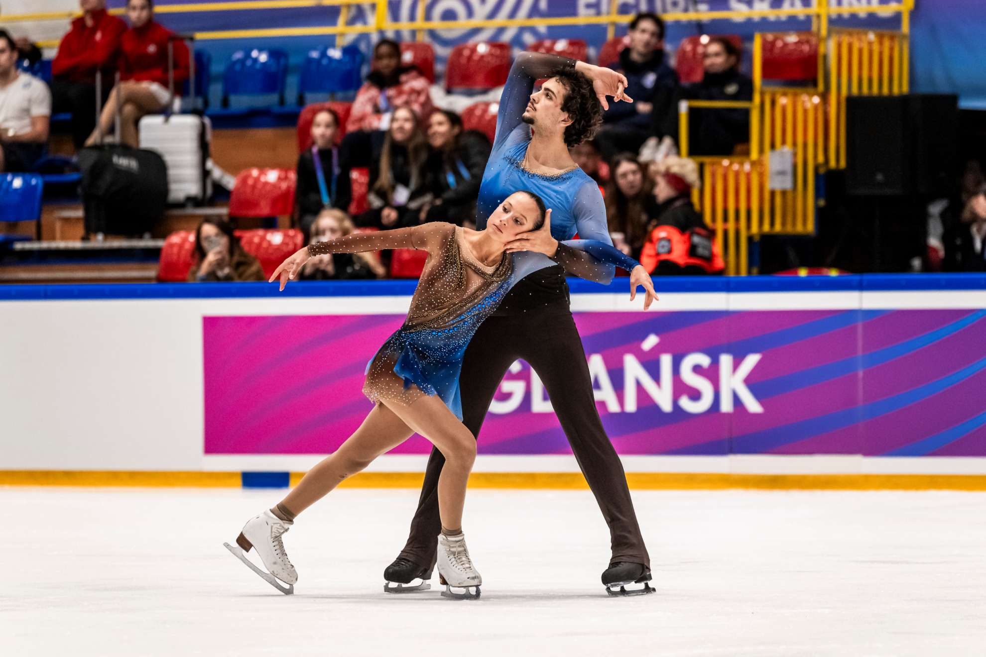 Anita Mapelli y Noah Quesada, en la pose inicial del programa libre. Jurij Kodrun (International Skating Union)