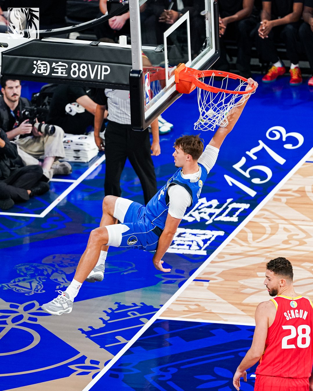 Cooper Flagg hace un mate en el partido contra los Rockets en Macao. @dallasmavs