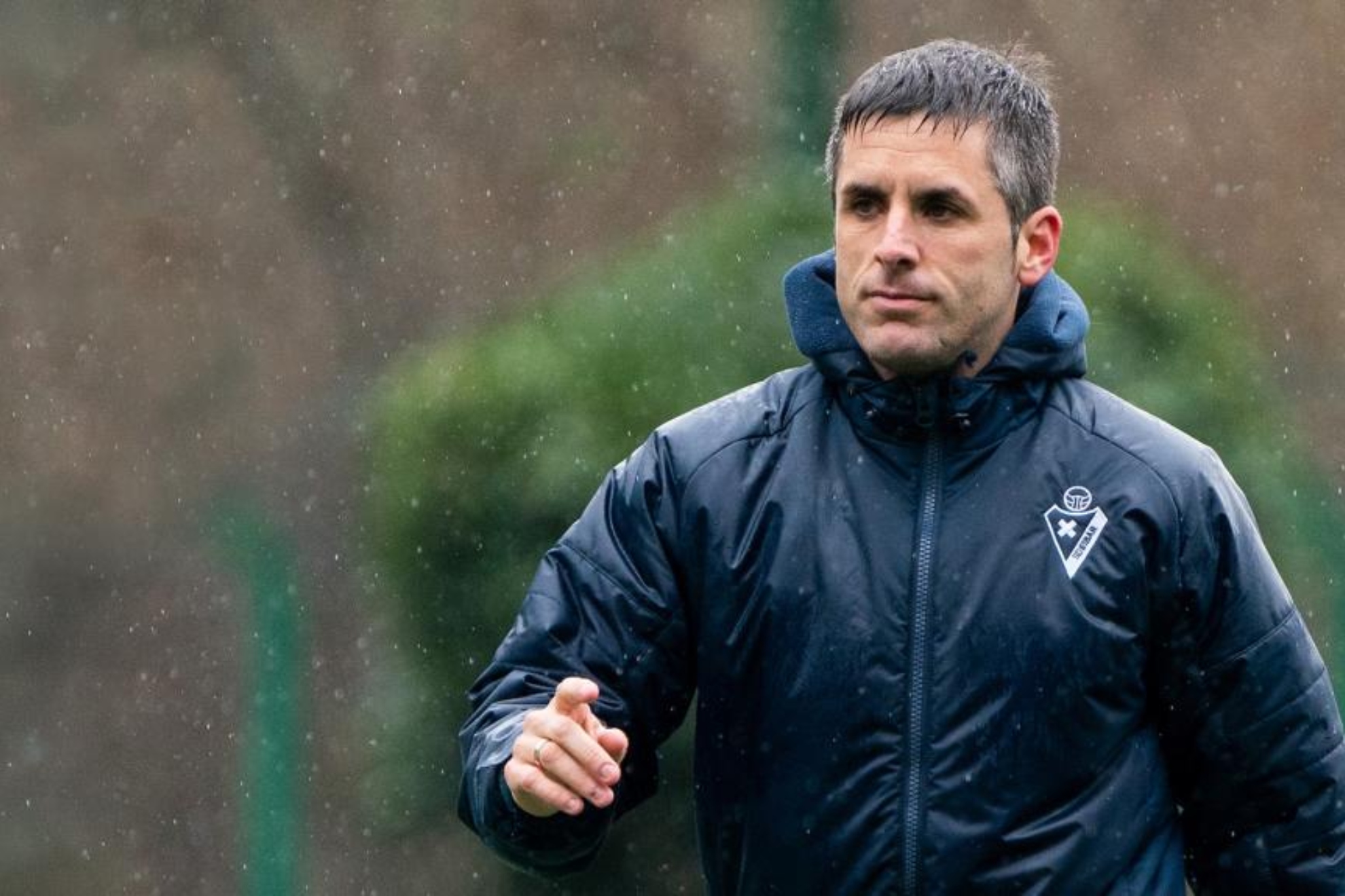 El técnico Jokin Aranbarri, en un entrenamiento con los armeros. EIBAR