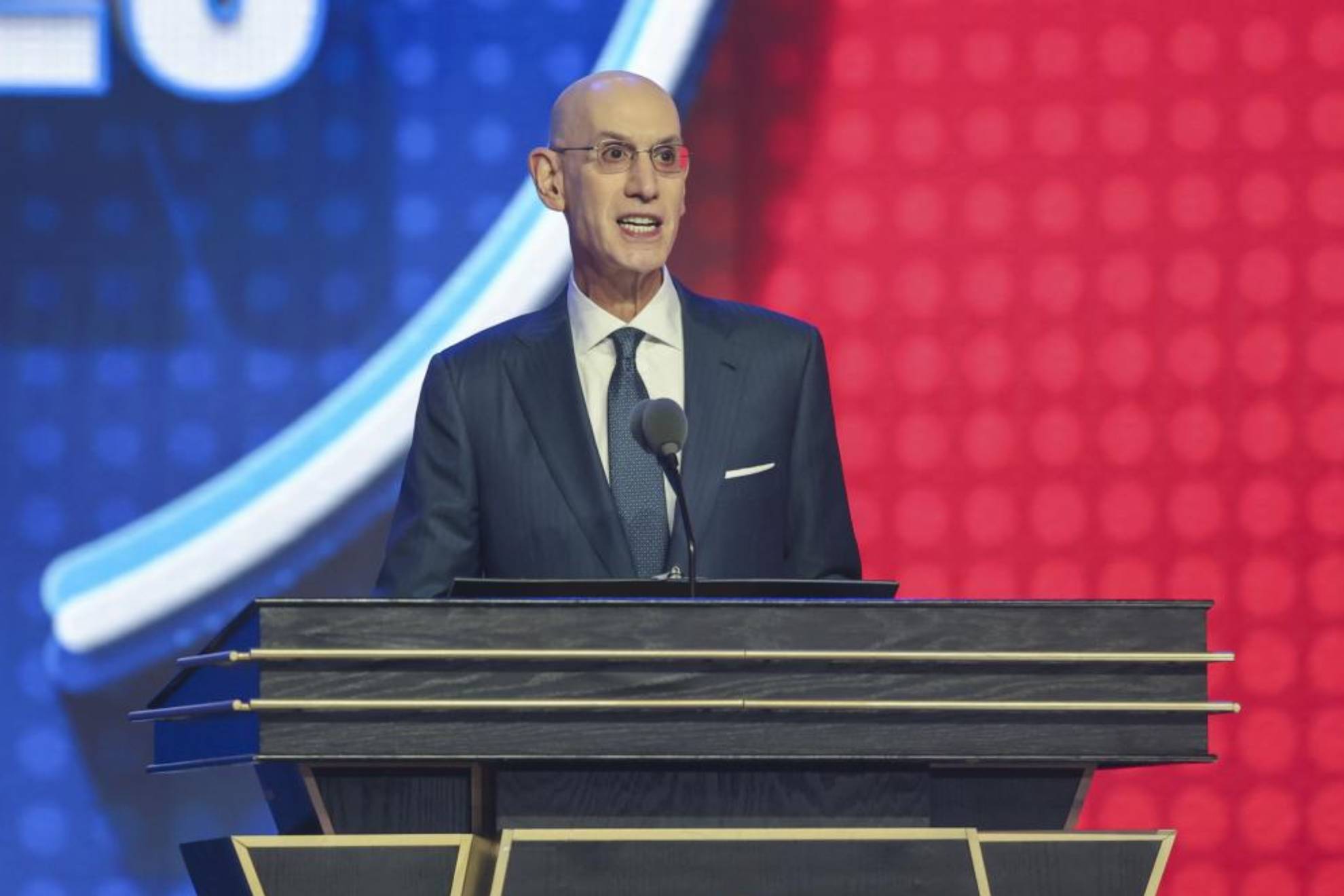 Adam Silver, comisionado de la NBA, durante la ceremonia del draft de este año. LAPRESSE