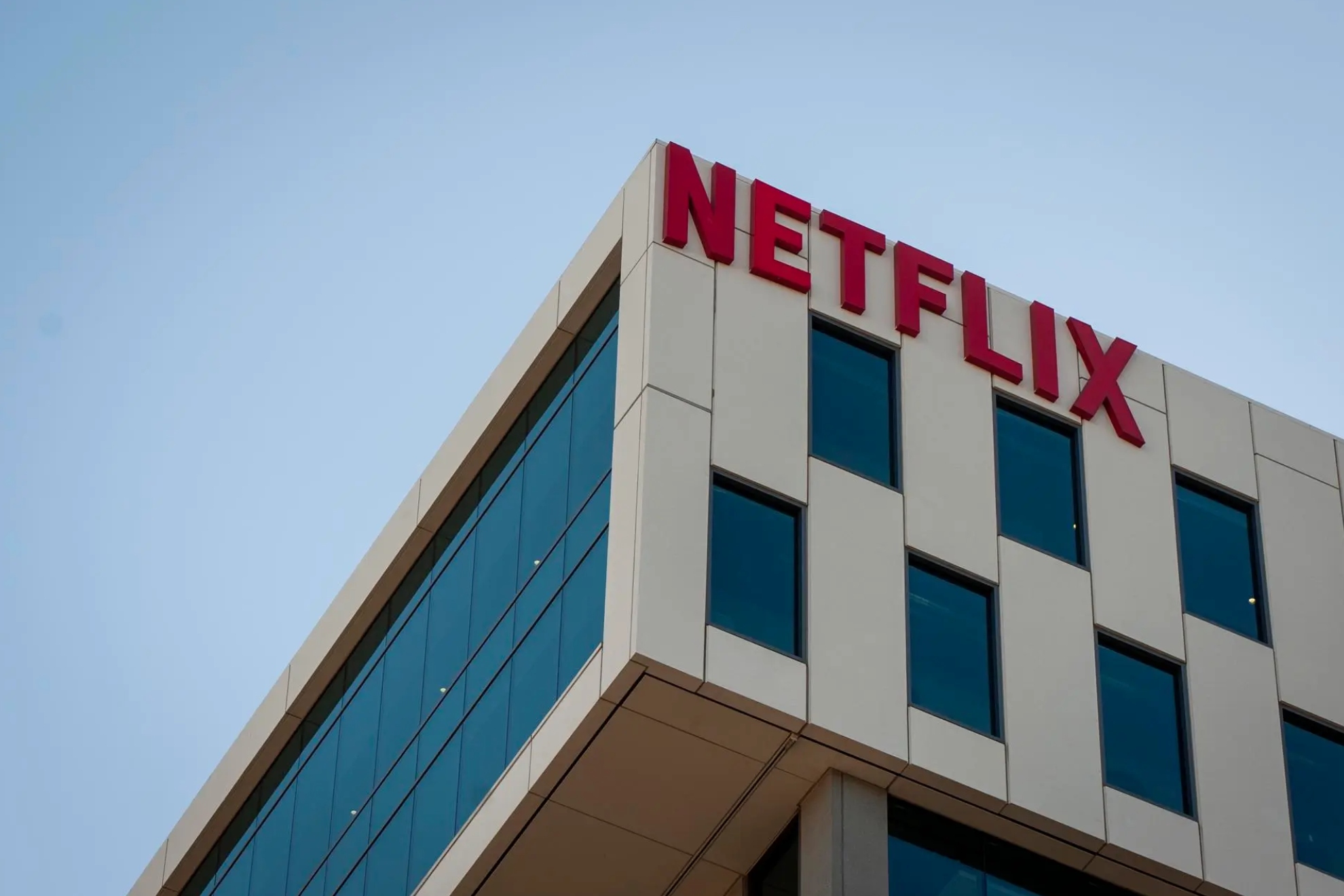 Netflix recortará 850 empleos tras una caída del 42% en sus acciones EFE
