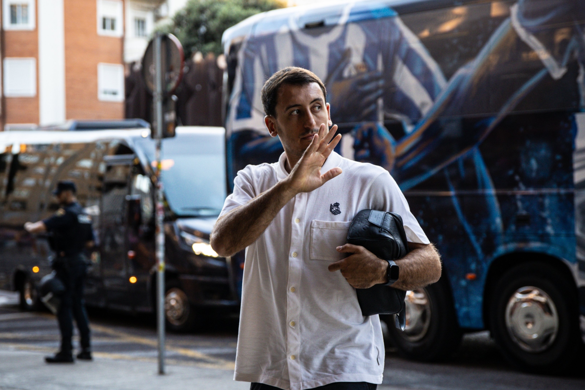 Mikel Oyarzabal saluda a los aficionados de la Real, a su llegada a Mestalla. REAL SOCIEDAD