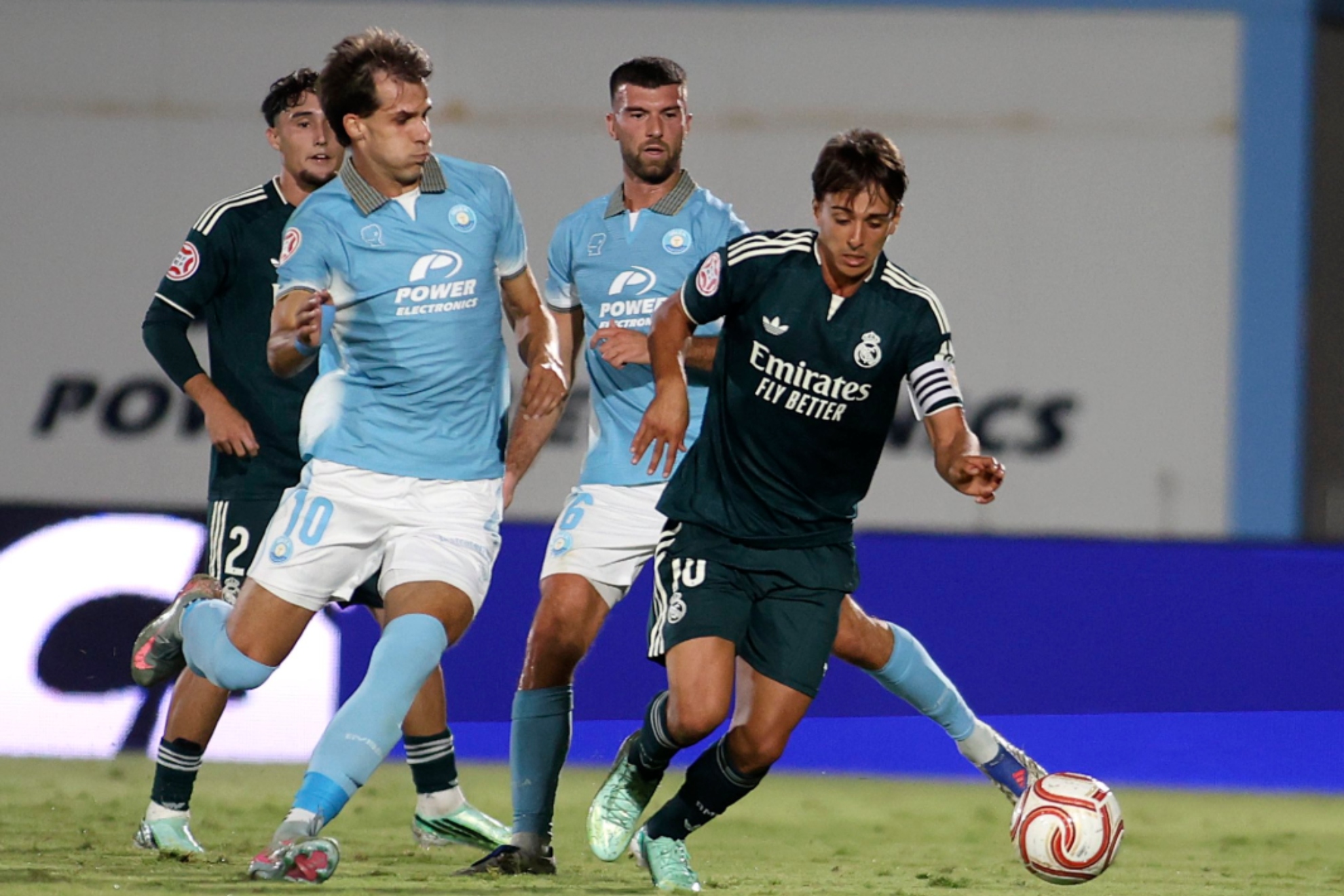 El castillista Pol Fortuny protege el balón ante Ander Yoldi. @ibizaud