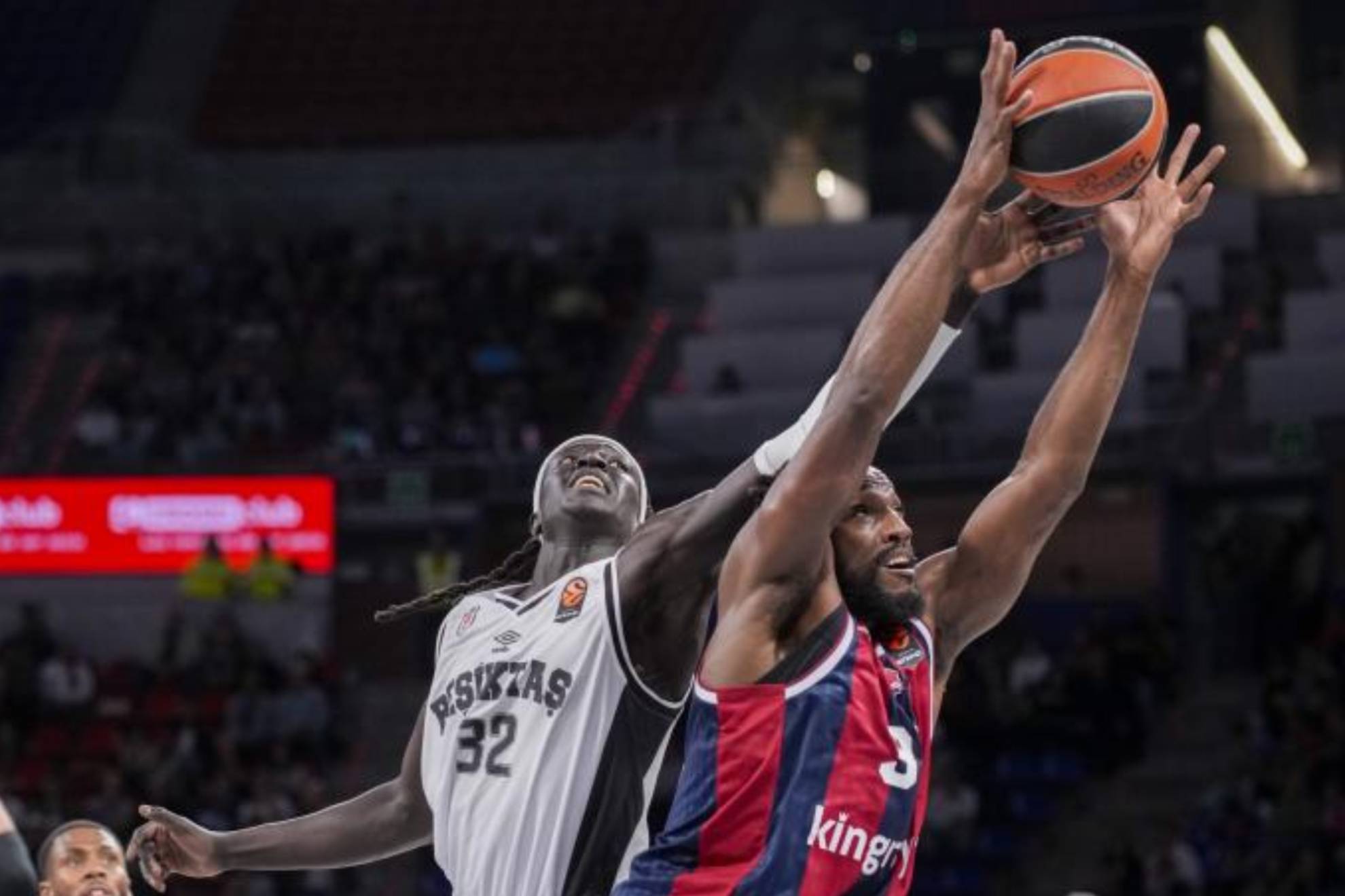 D.J Stewart pelea por un rebote con Wenyen Gabriel. EFE