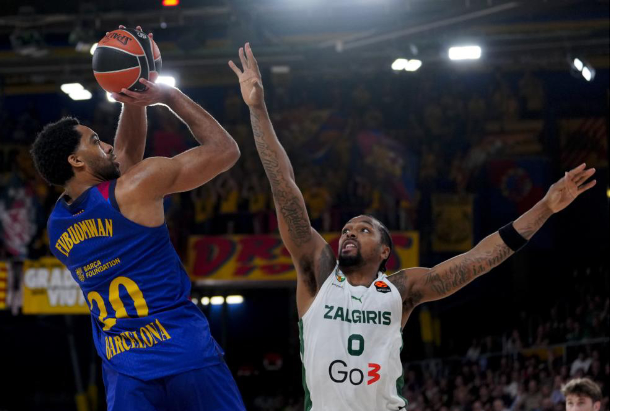 Tosan Evbuomwan se dispone a lanzar ante Sterling Brown. EFE.