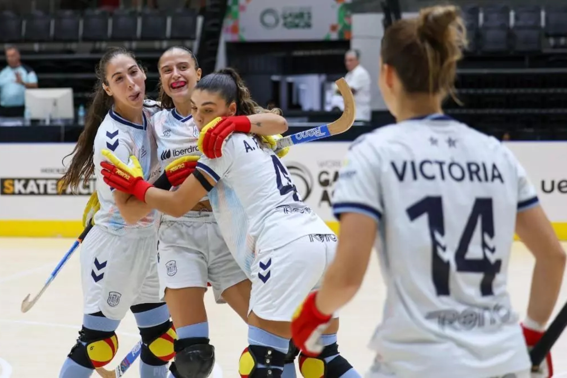 España celebra el pase a la final. RFEPatinaje
