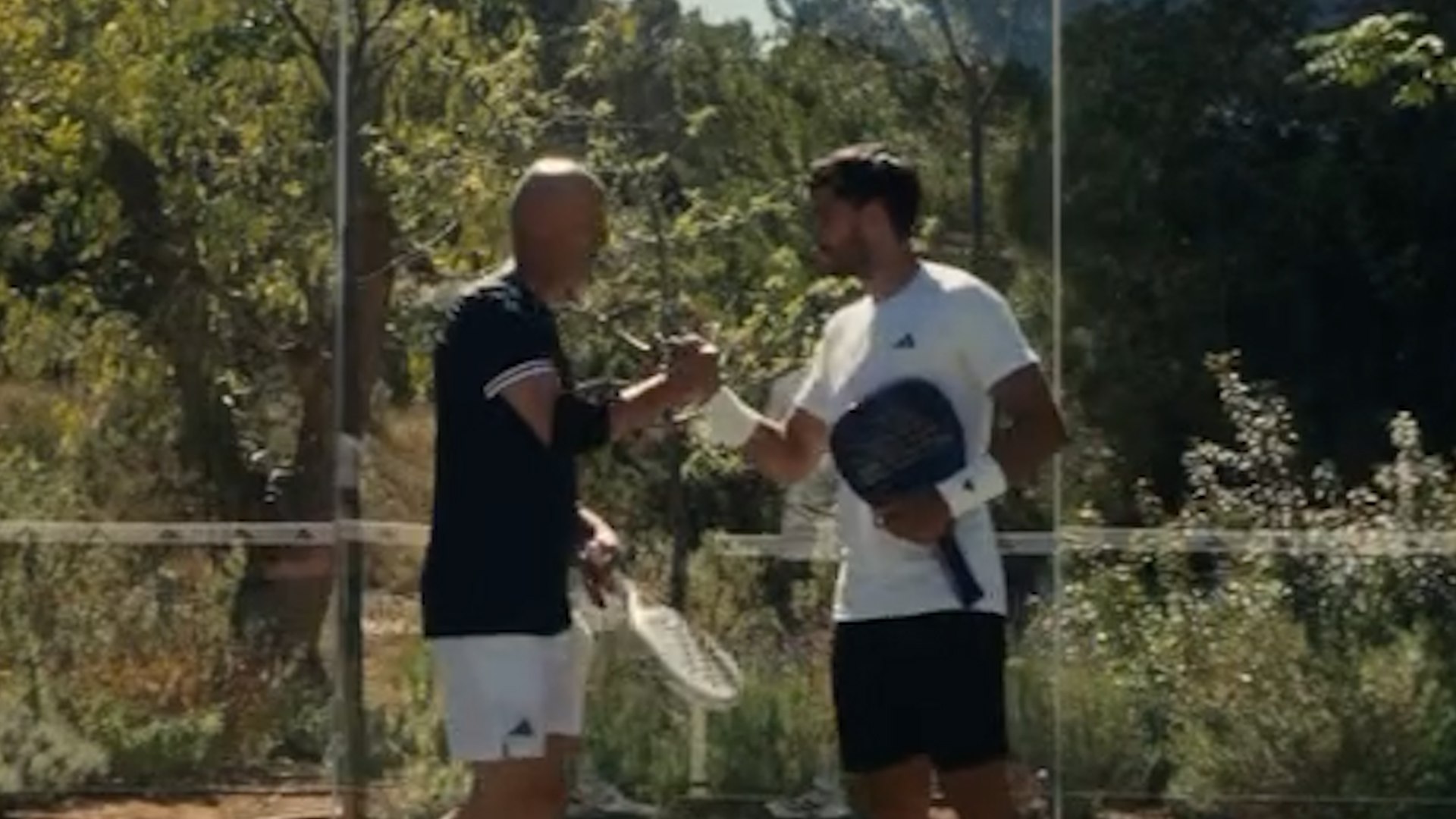 Zidane ya tiene pala propia pala de pádel&nbsp; y Ale Galán le da la bienvenida
