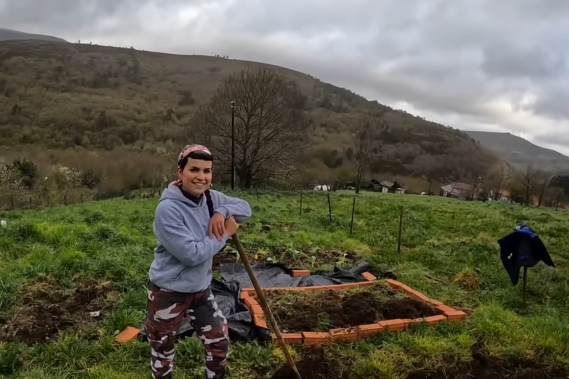 Lucia ha dejado Madrid por un pueblo en Galicia. hilux_aventura