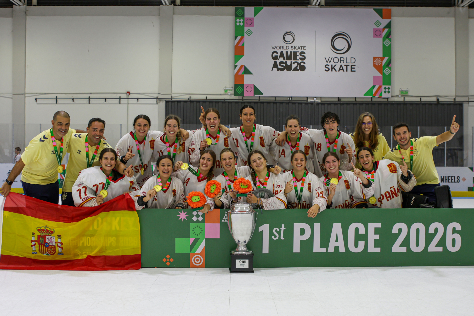 La selección femenina de hockey línea tras ganar el Mundial. RFEP