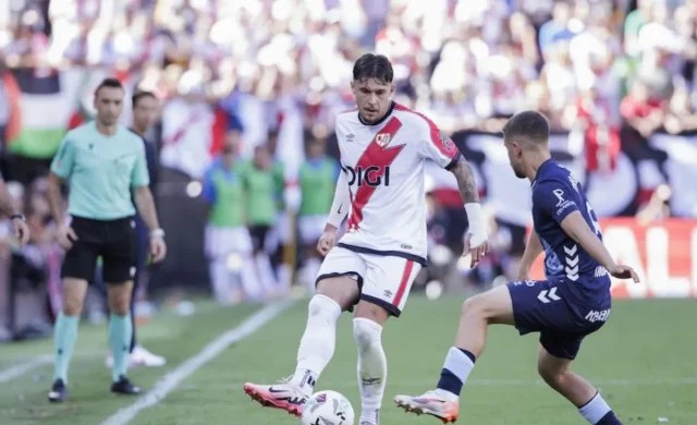 El jugador del Rayo Vallecano Andrei Rațiu