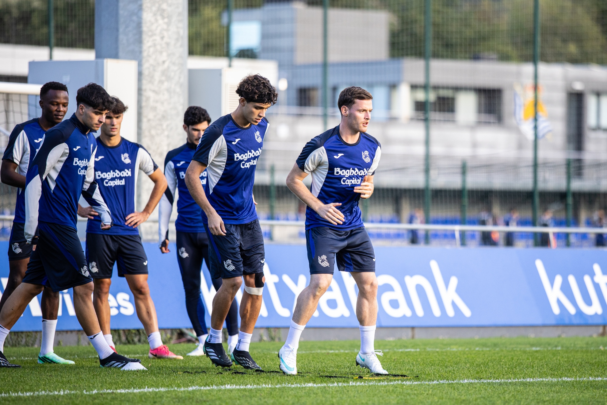 Sergio Gómez, Héctor Fort, Jon Martín, Ochieng, Carrera y Guedes, en un ensayo. REAL SOCIEDAD
