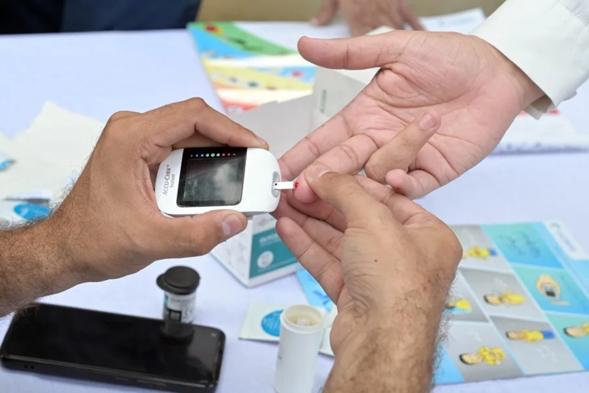 Prueba de glucemia en un paciente EFE