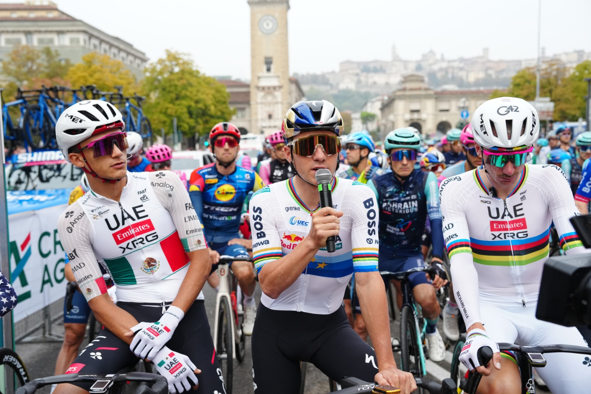 Remco Evenepoel leyendo el comunicado antes de iniciar Il Lombardia 2026. RCS SPORT