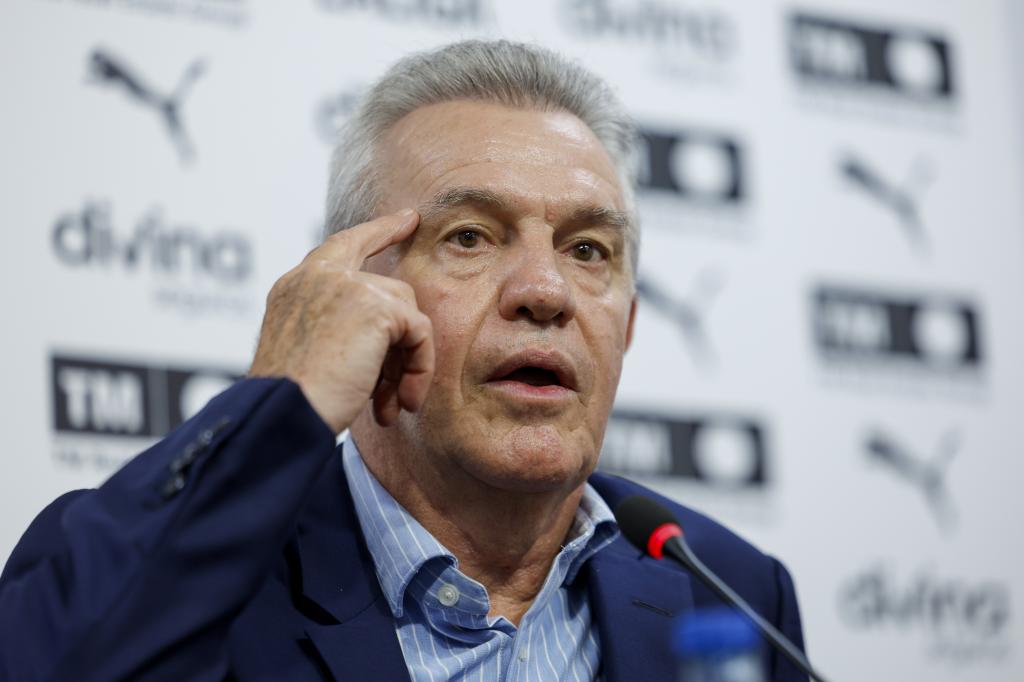 El técnico mexicano Javier Aguirre una rueda de prensa con el Valencia. EFE