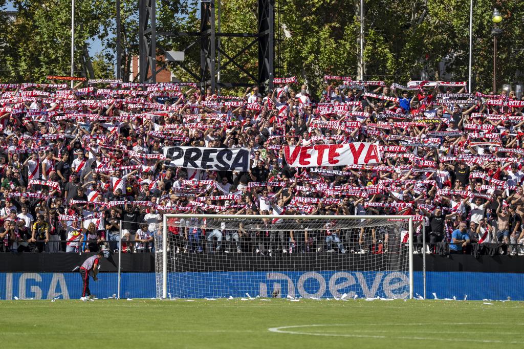 El Rayo-Athletic, suspendido Las imágenes del lanzamiento de objetos al terreno de juego que provocaron la suspensión del Rayo-Athletic. Actualizado: 10/10/2026 16:10 horas