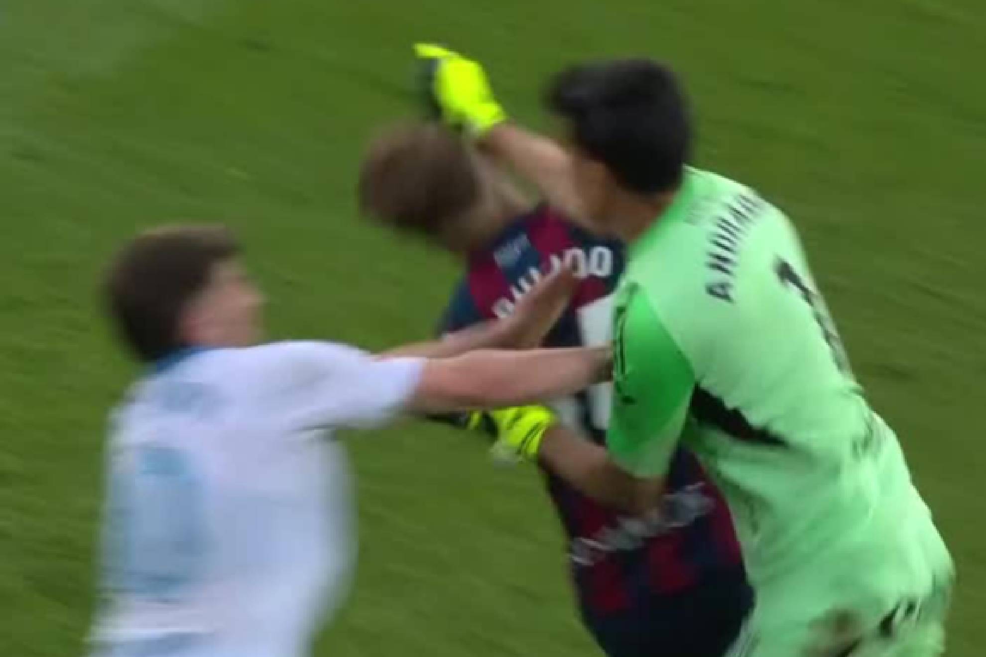 Momento en el que Andrada impacta en el rostro de Pulido