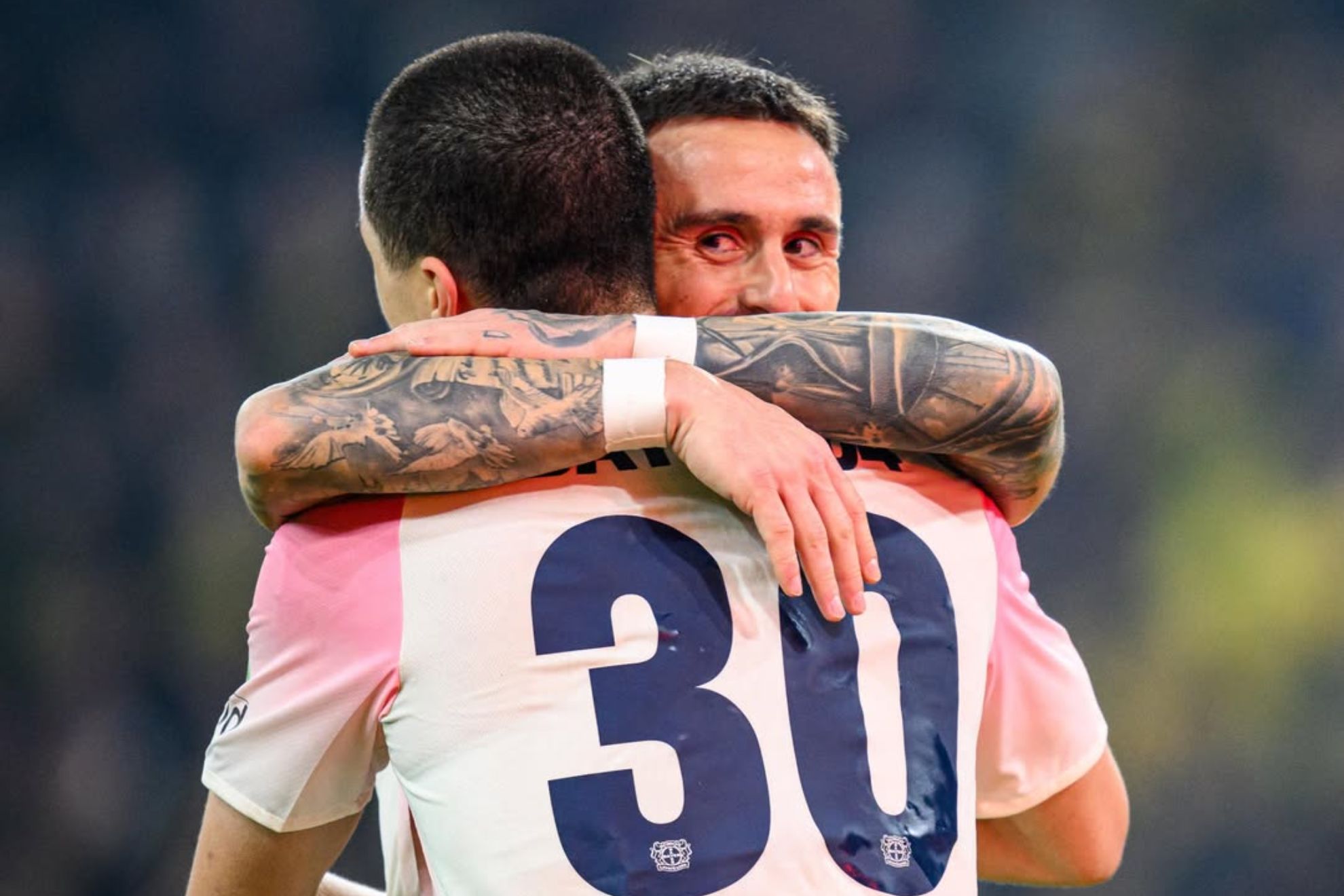 Aleix García abraza a Maza @bayer04_es