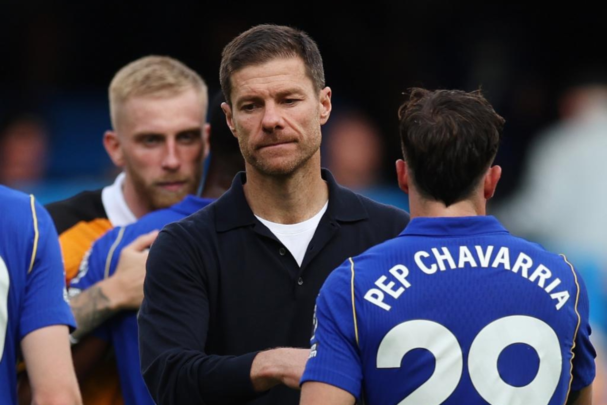 Xabi Alonso, junto a Pep Chavarría. EFE