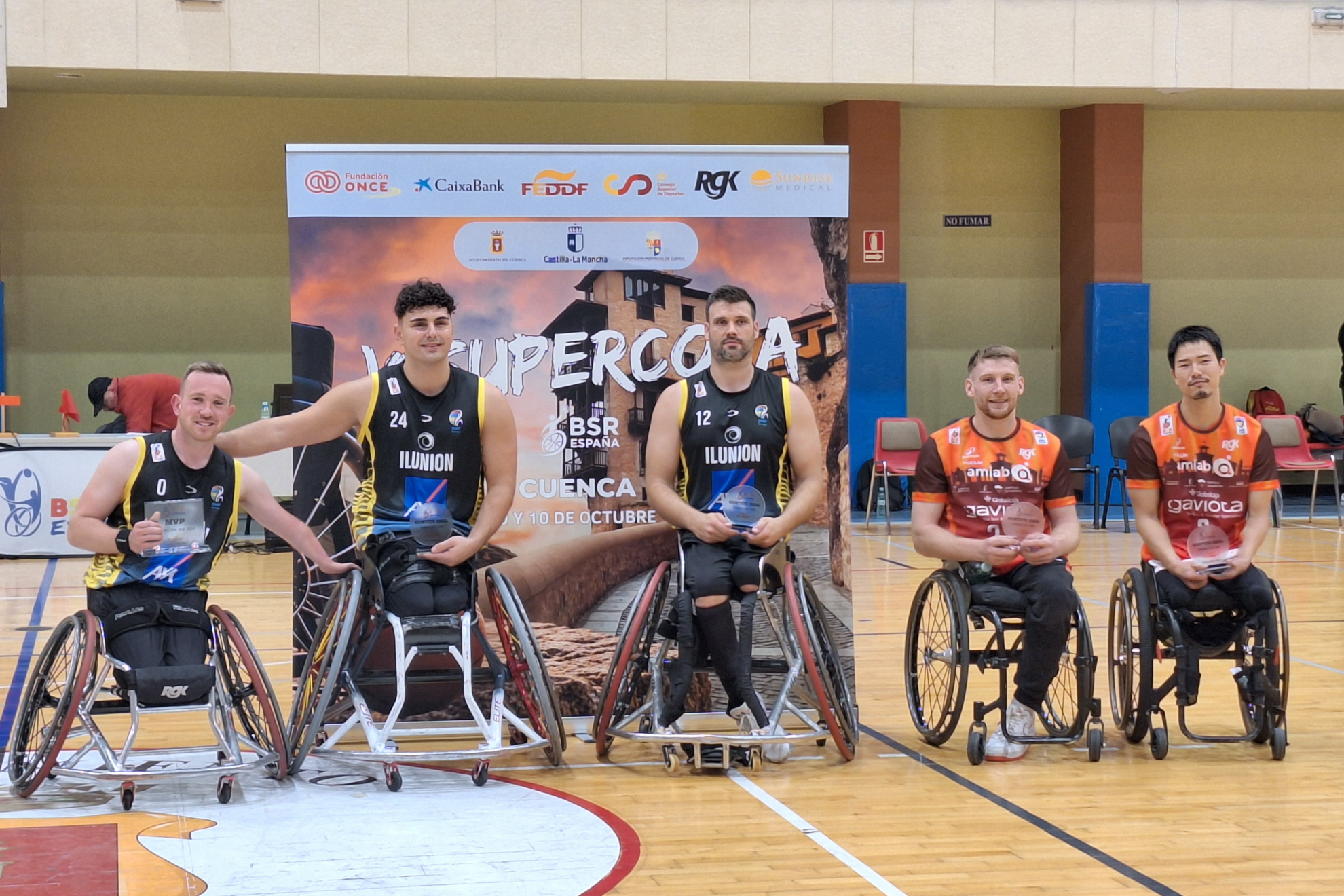 El quinteto de la competición con Gregg Warburton, Ignacio 'Pincho' Ortega y Bill Latham (Ilunion) y Ben Fox y Renshi Chokai (Amiab Albacete) posan tras el partido. EFE