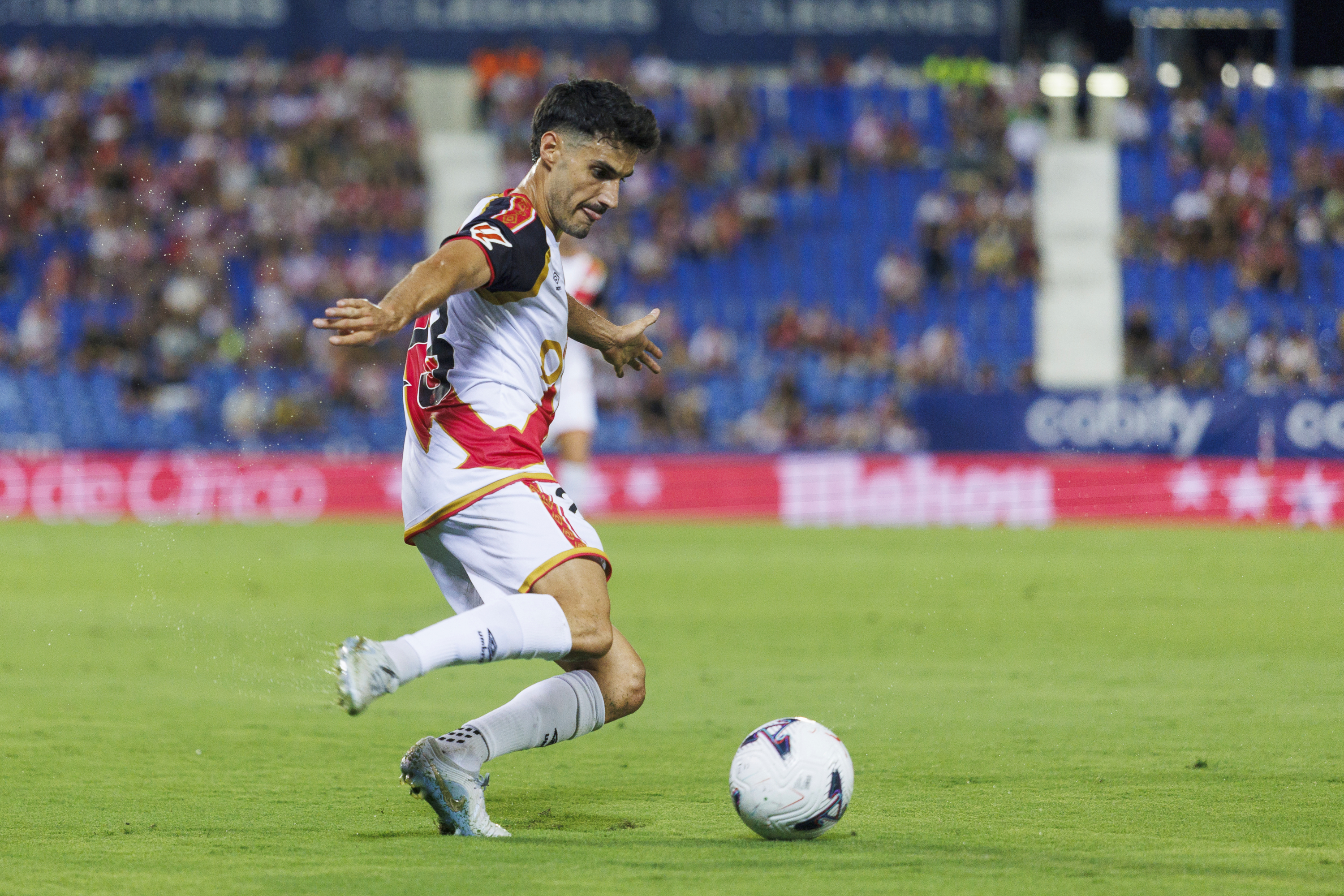 Óscar Valentín disputa un balón en un encuentro APO CABALLERO