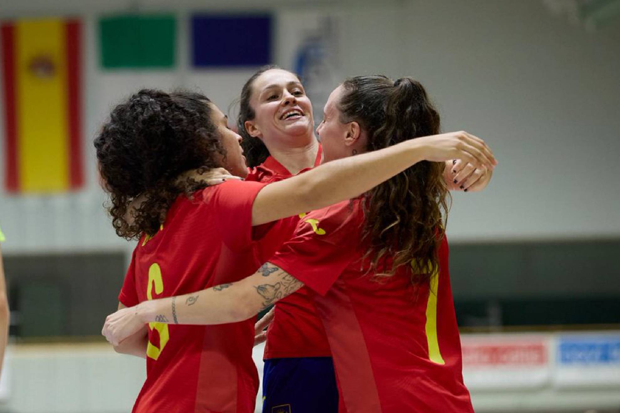 Laura Sánchez, Clau López y Eva González celebran uno de los nueve goles de España RFEF