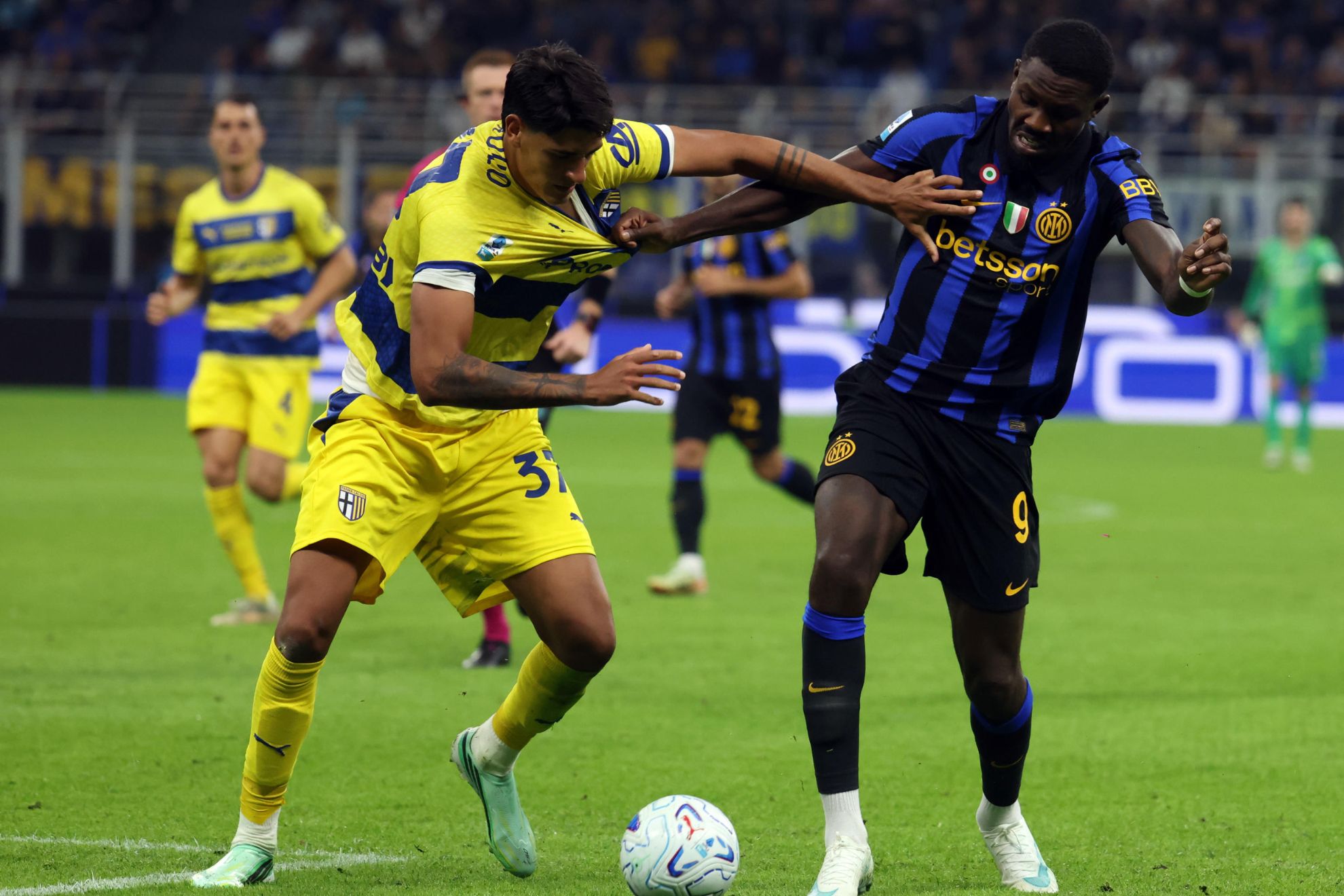 Thuram disputa un balón con Troilo