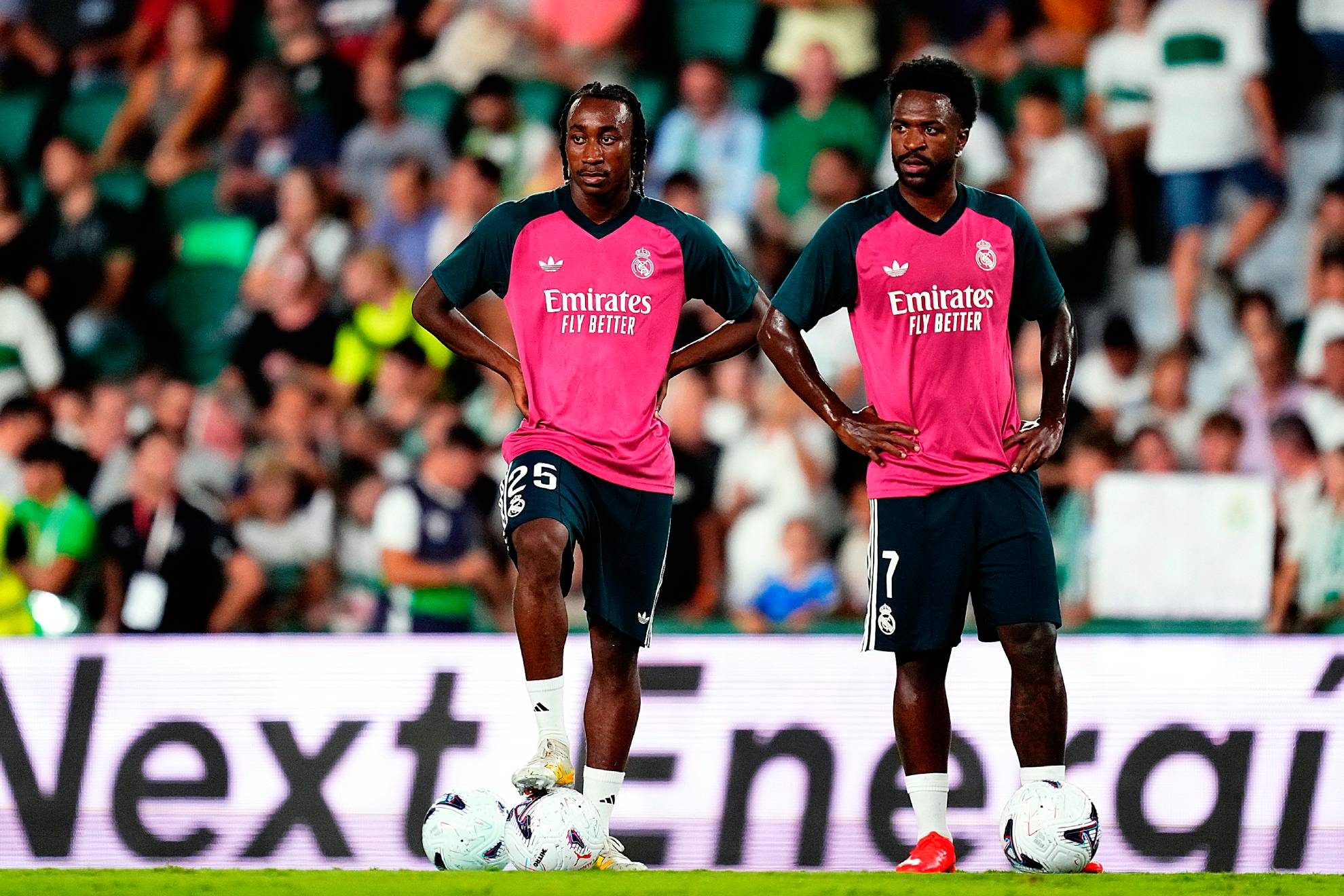 Diomande y Vinicius durante un calentamiento en el Bernabéu. NurPhoto via Getty Images