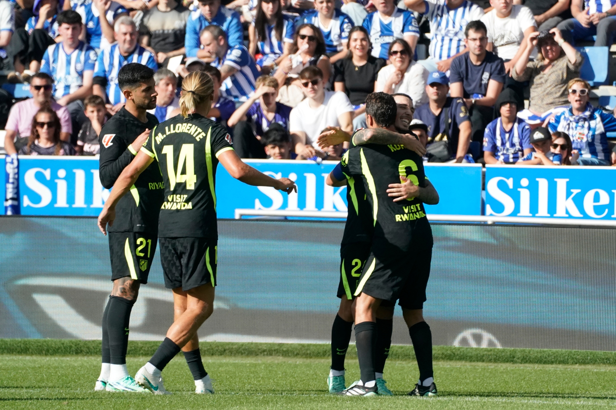 LOS JUGADORES DEL ATLÉTICO CELEBRAN UNO DE LOS GOLES EN VITORIA. LINO GONZÁLEZ