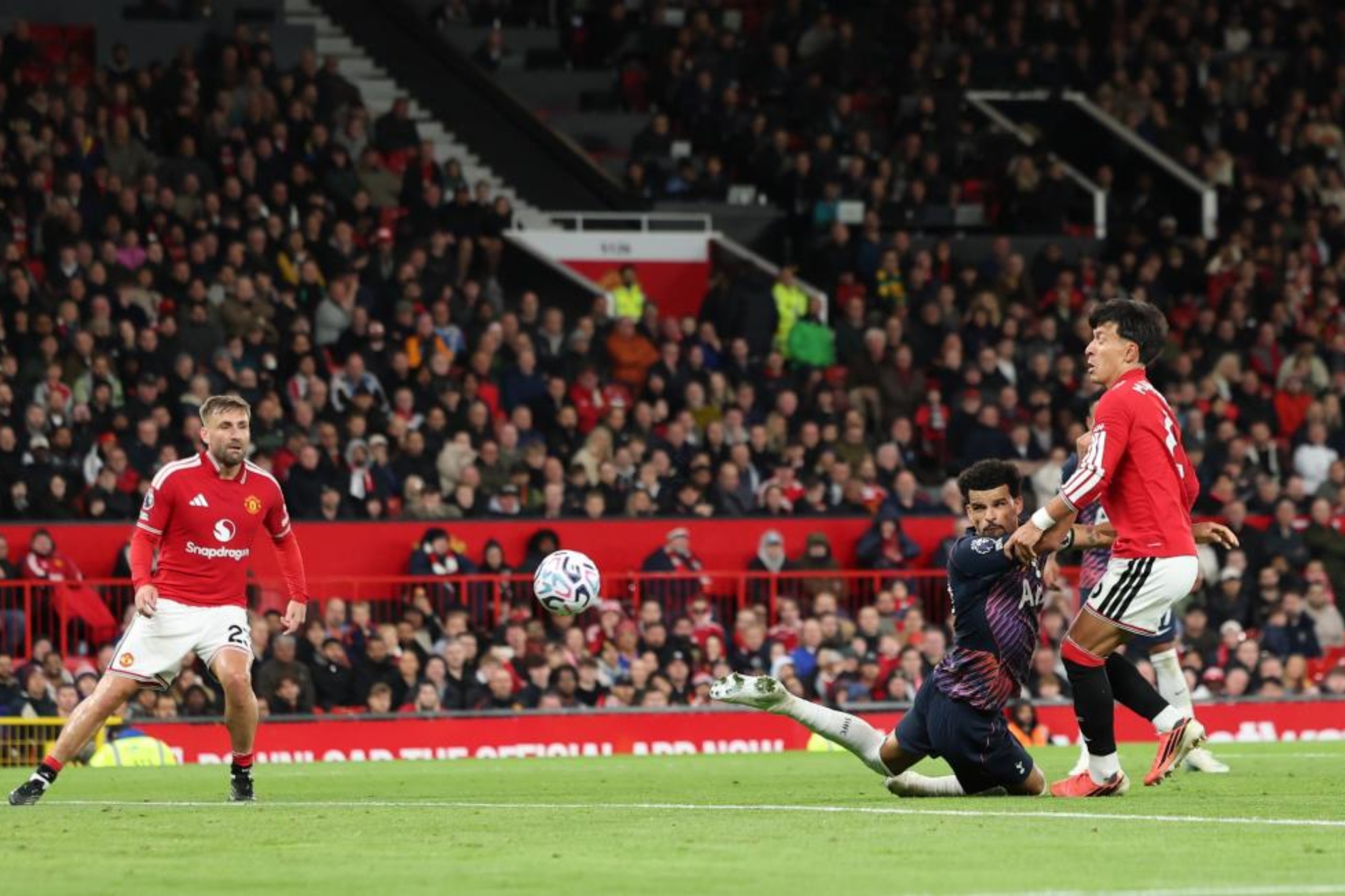 Dominic Solanke cabecea a gol el 1-1 del Tottenham. EFE