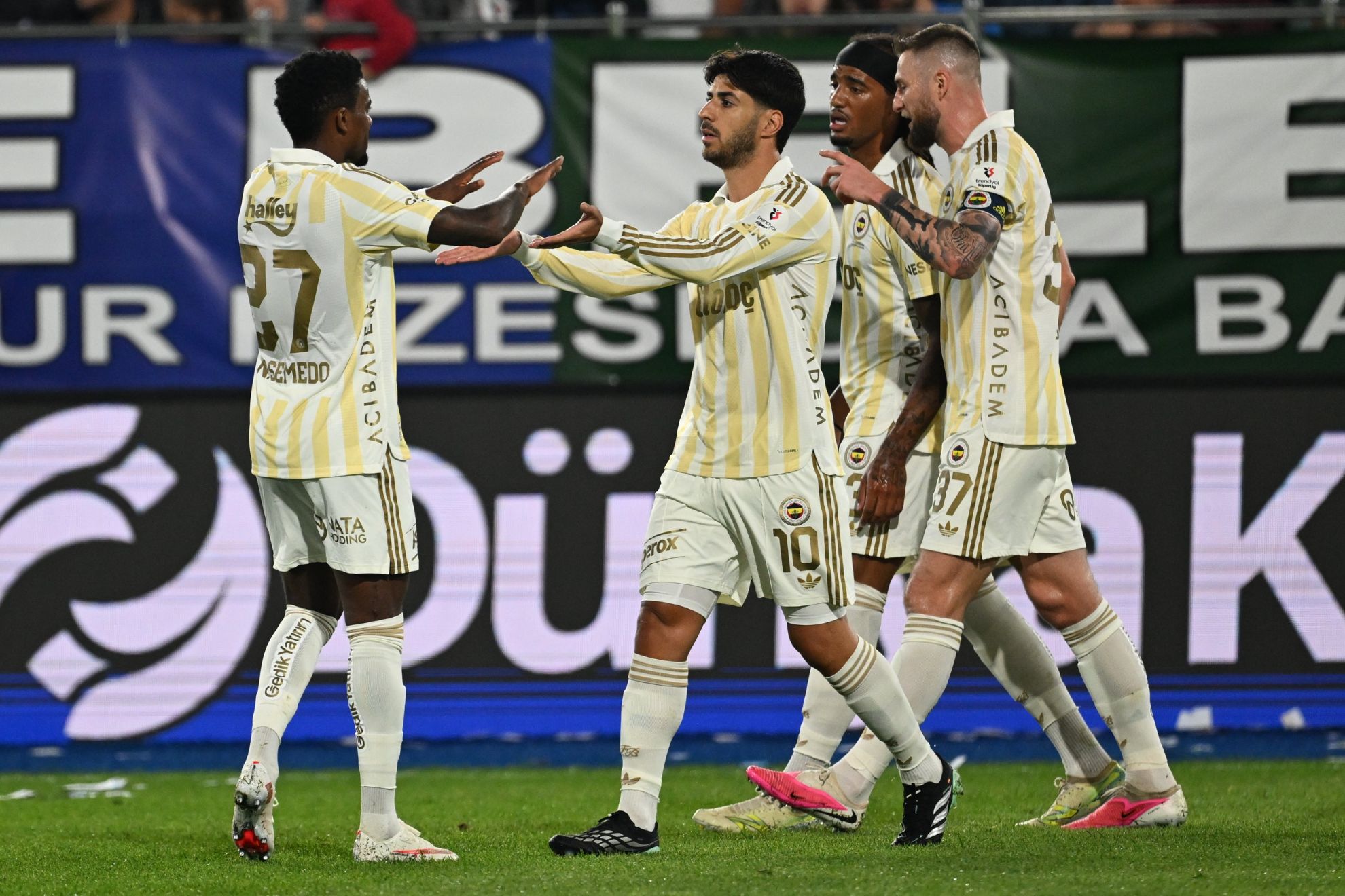 Marco Asensio celebra su gol contra el Rizespor
